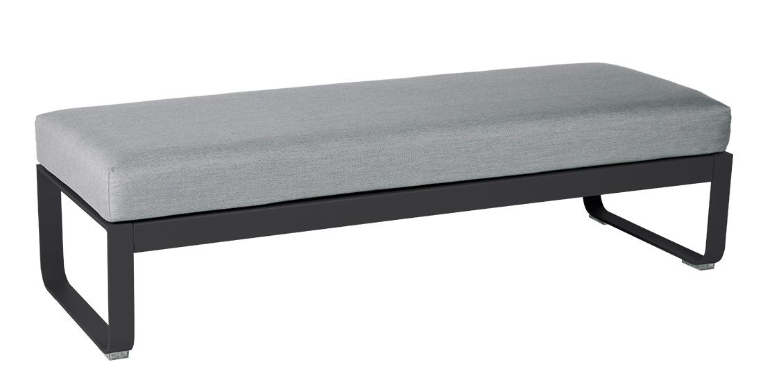 Bellevie Polsterhocker für zwei Personen von Fermob, grauer Outdoor Hocker mit dunklem Metallgestell.