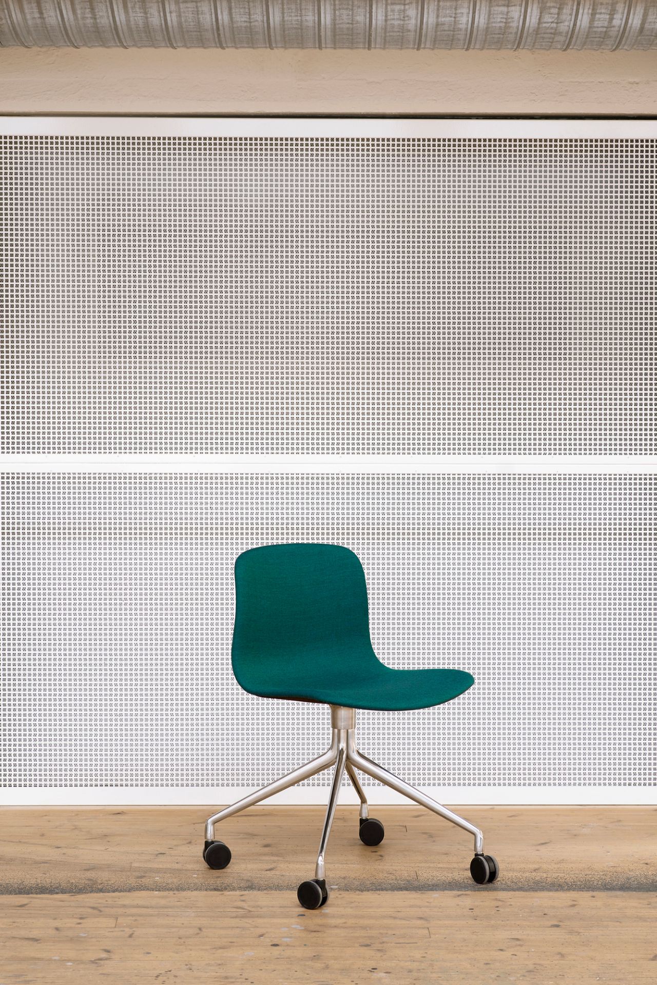 Grüner About a Chair AAC 15 Stuhl von Hay mit Rollen und Vollpolster.