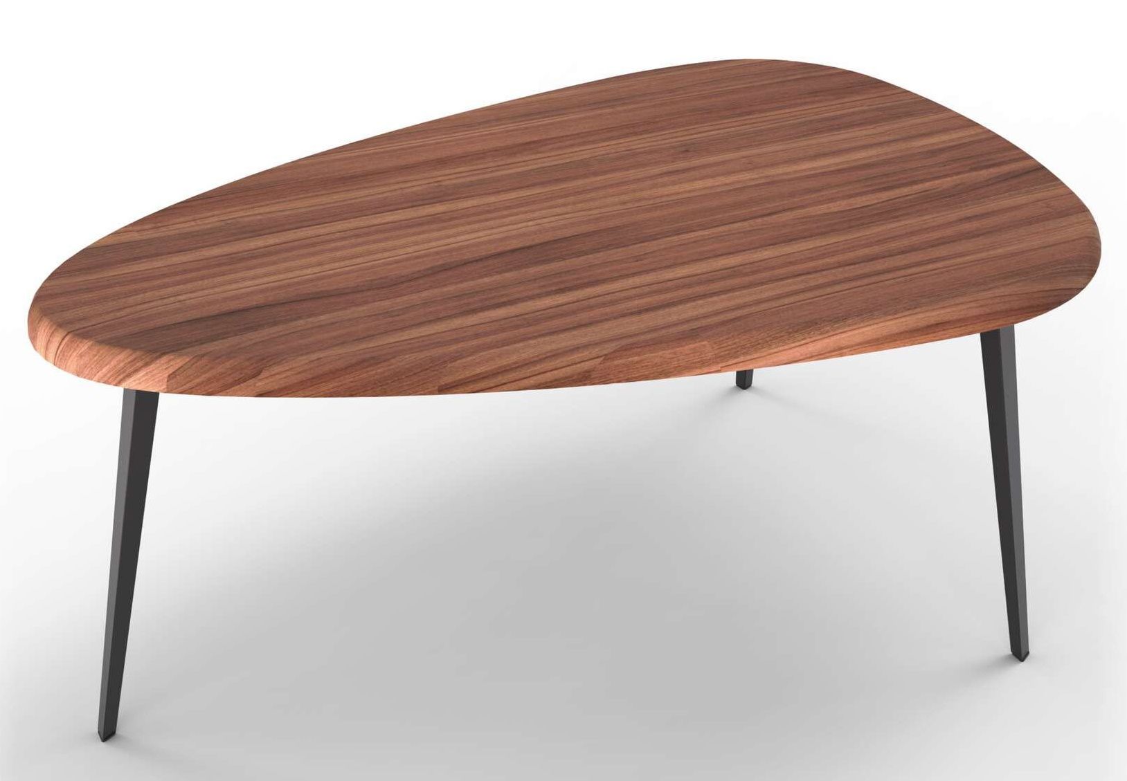 Cassina Mexique Couchtisch mit dreieckiger Tischplatte aus Nussbaumholz und schwarzen Metallbeinen, modernes Wohnzimmer Design.