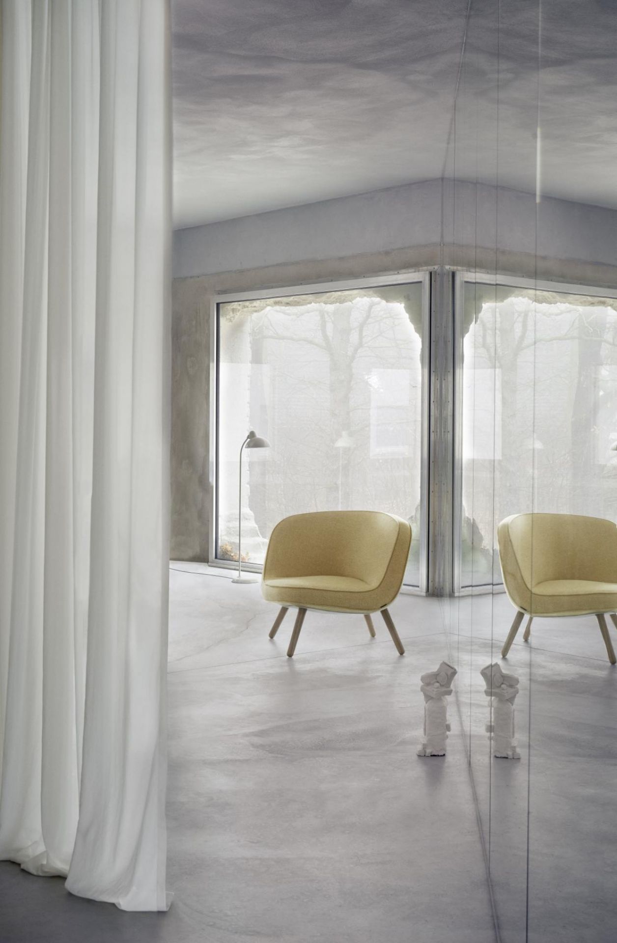 Gelber Fritz Hansen Sessel Via57 in modernem Interieur mit großem Fenster und minimalistischer Dekoration.