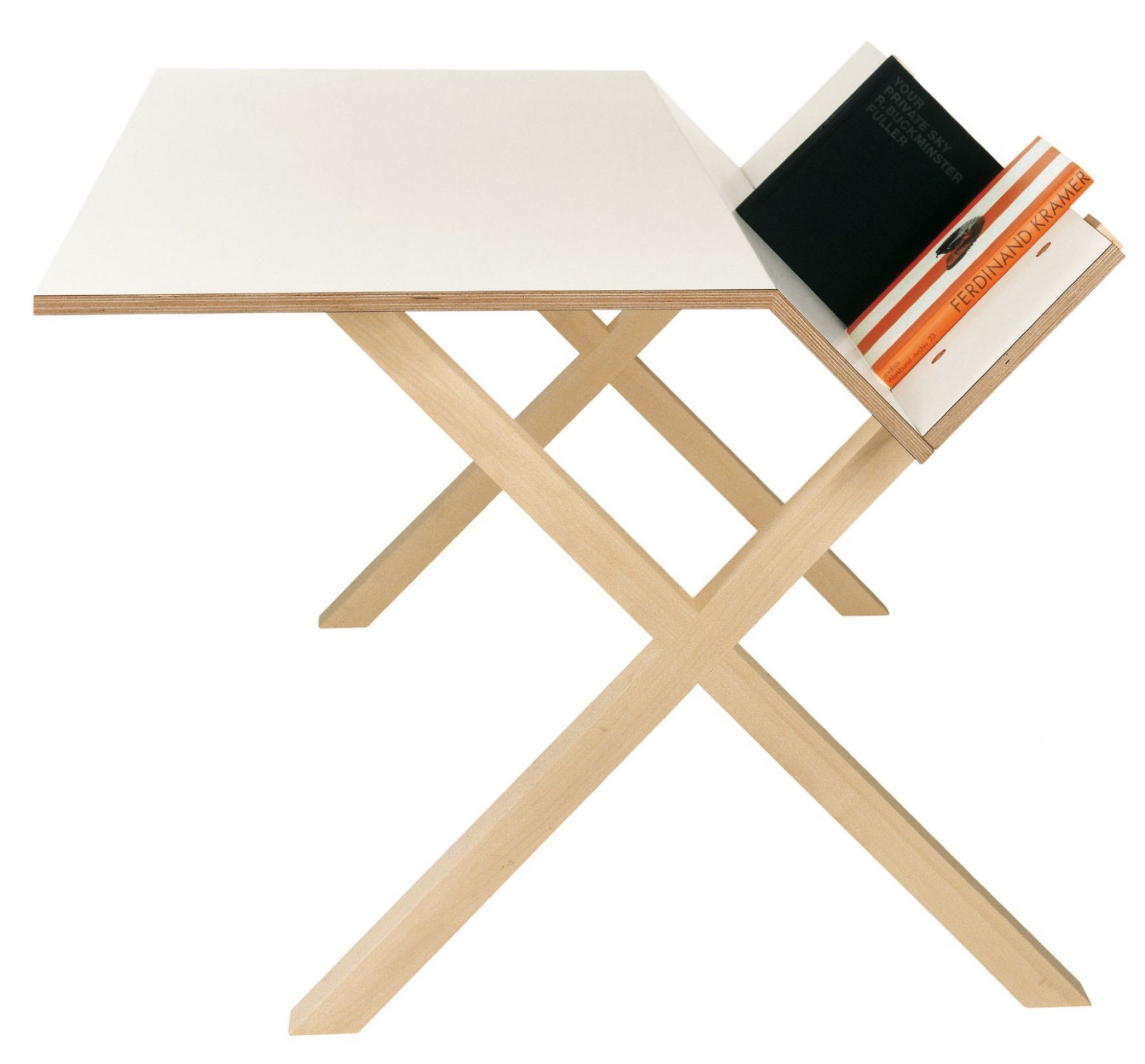 Kant Schreibtisch von Moormann mit weißer Tischplatte und hellem Holzgestell, inklusive integriertem Bücherregal.