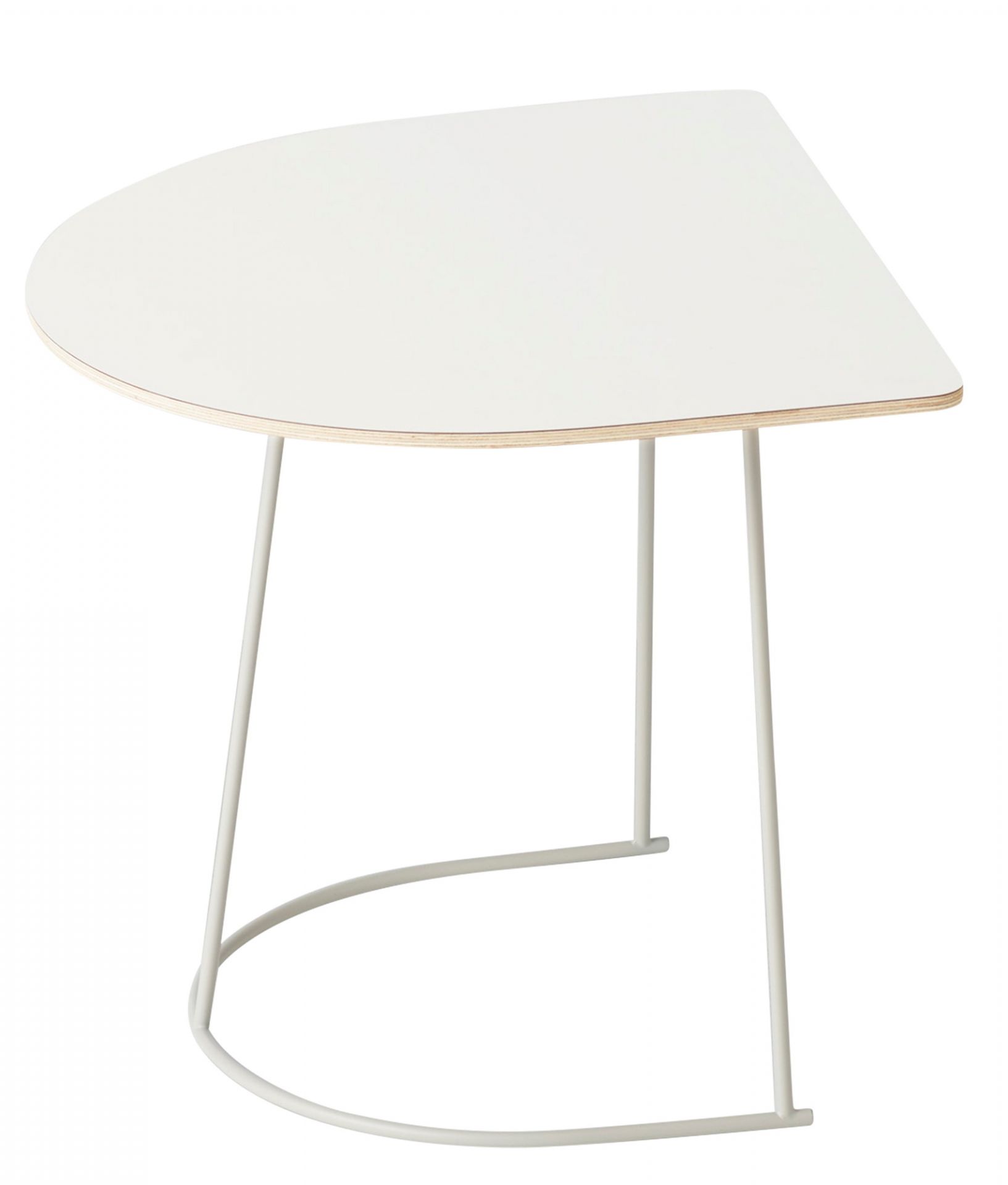 Weißer Airy Coffee Table Beistelltisch von Muuto mit halbrunder Tischplatte und filigranem Metallgestell.