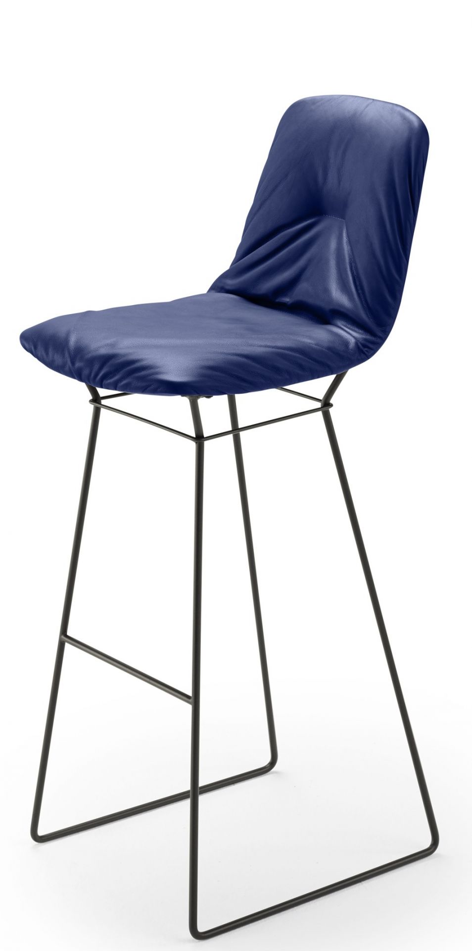 Blauer Leya Barhocker mit hoher Sitzfläche und schwarzem Metallgestell von Freifrau Manufaktur.