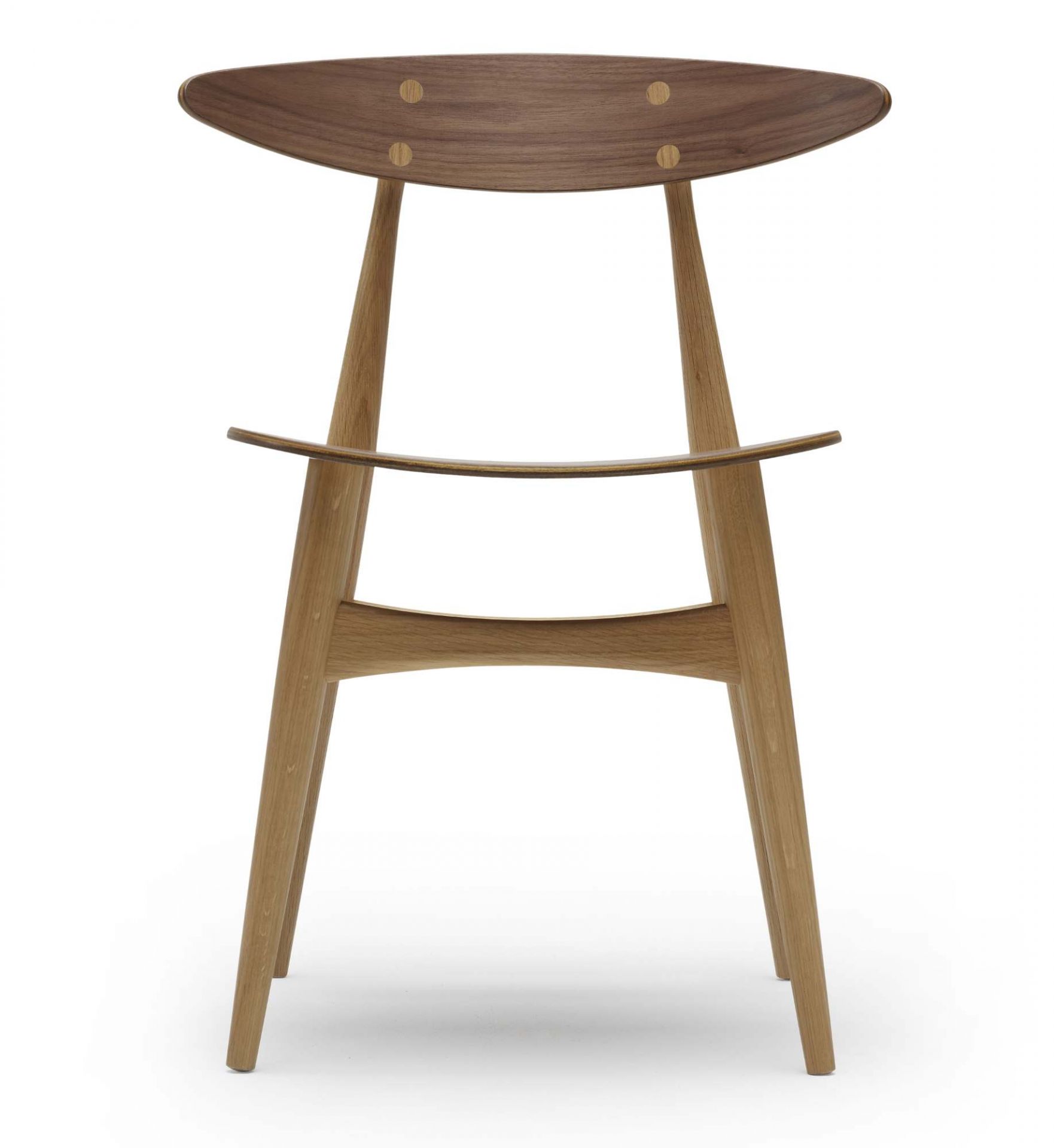 CH33 Stuhl von Carl Hansen & Søn, ungepolstert, aus hellem Holz, minimalistisches Design.
