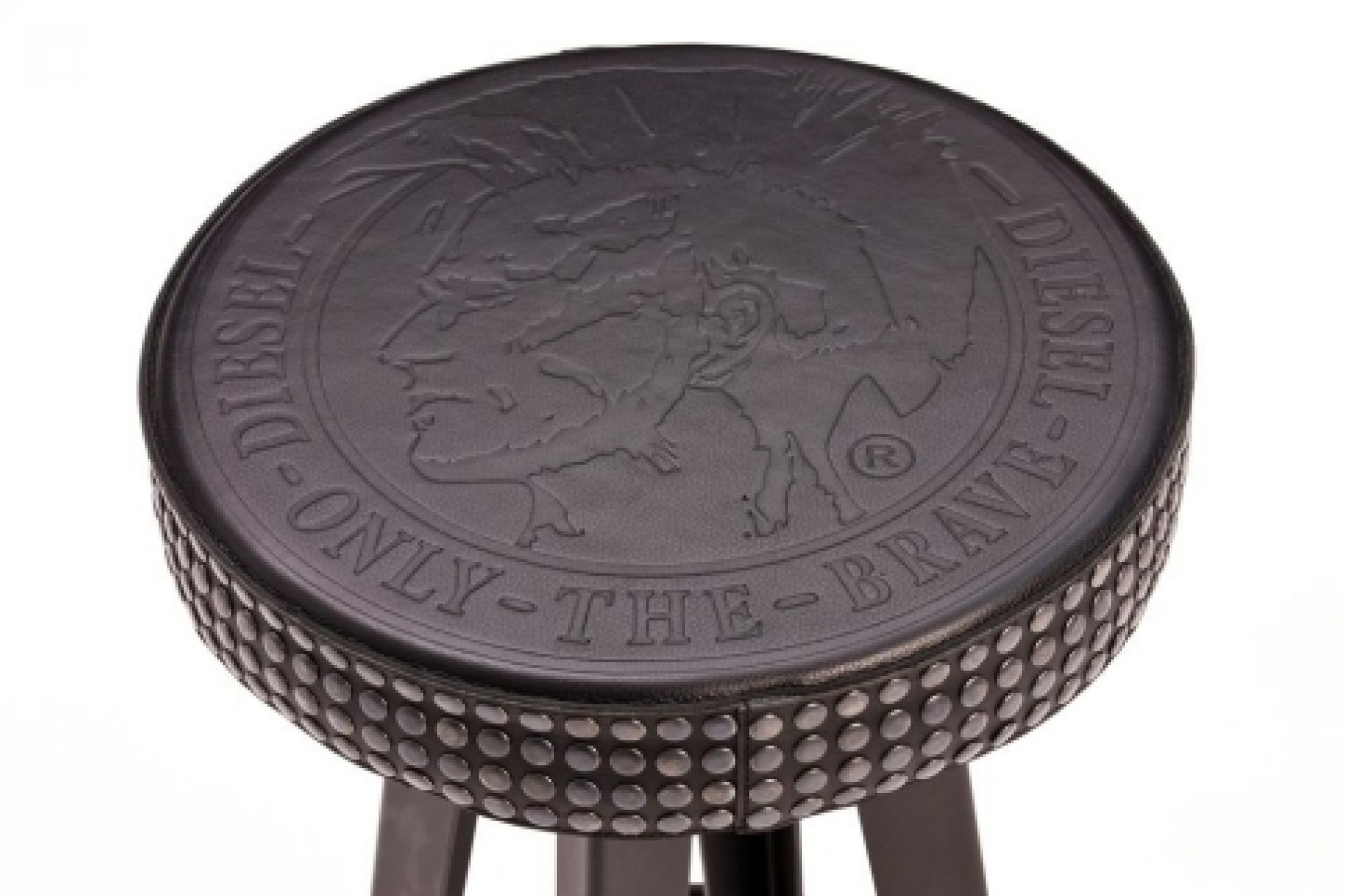 Schwarzer Barhocker "Bar Stud" von Moroso Diesel mit Nieten und Logo-Prägung auf der Sitzfläche.