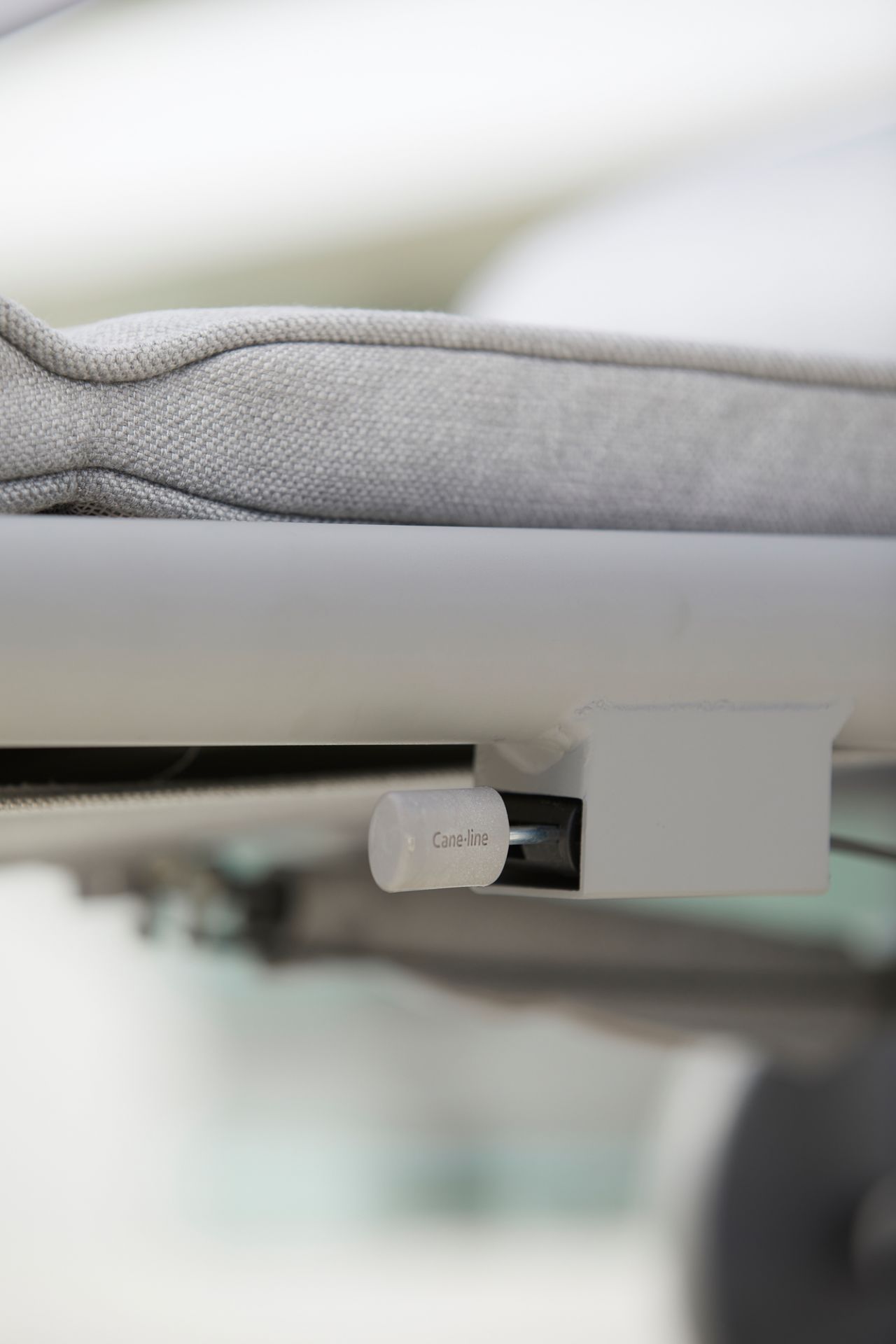 Detailaufnahme: Gasfeder-Mechanismus der Cane-Line Conic AirTouch Sonnenliege für stufenlose Verstellung. Outdoor-Möbel mit Komfort.