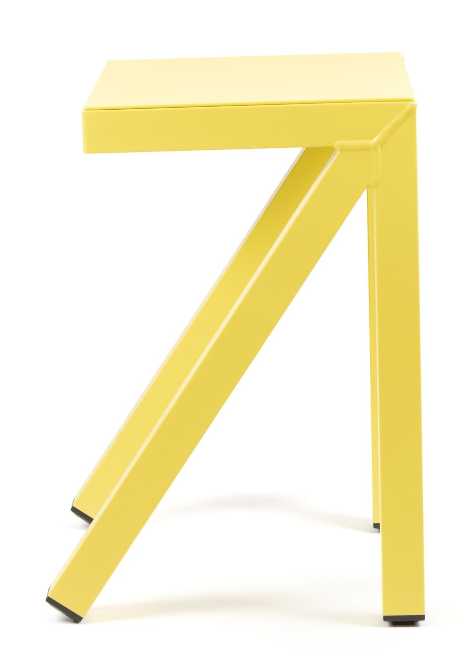 Gelber Bureaurama Hocker von Magis, minimalistisches Design mit geometrischen Beinen, ideal als Barhocker oder Sitzgelegenheit.