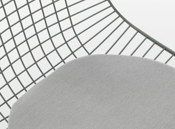 Detailaufnahme: Vitra Soft Seats Sitzkissen in Pebble Grey auf einem Drahtstuhl, ideal für Indoor und Outdoor.