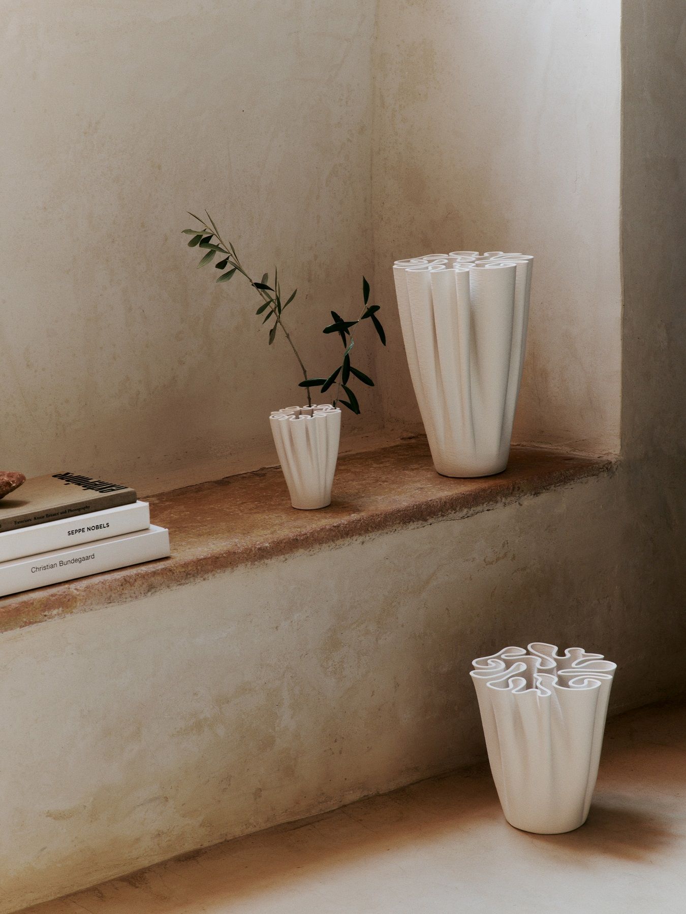 Drei Dedali Vasen von Ferm Living in Off-White, unterschiedliche Größen, dekorative Keramik Vasen im Interieur.