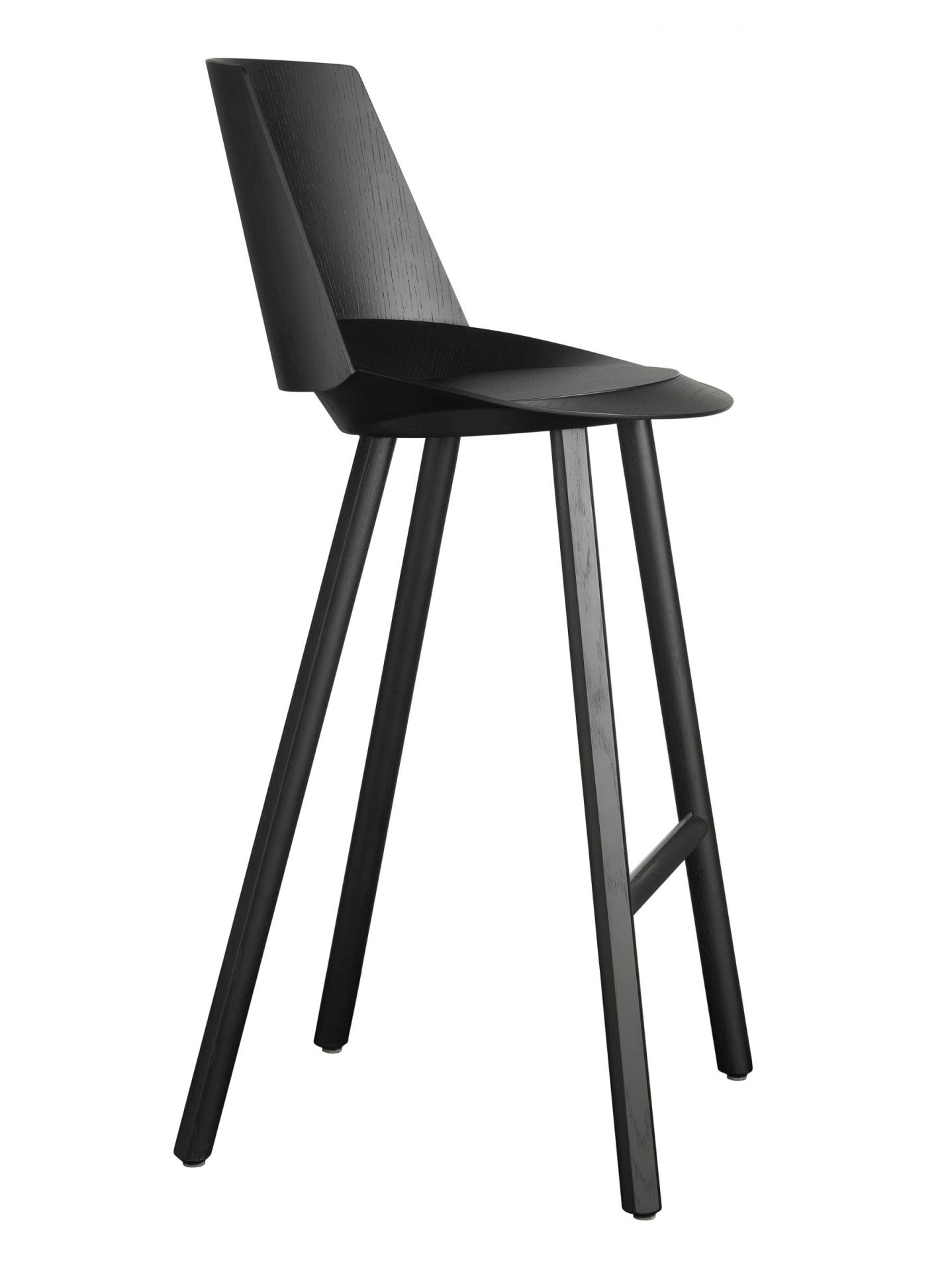 Schwarzer ST10 Jean Hocker mit Rückenlehne von e15, Eichenfurnier, modernes Möbeldesign.