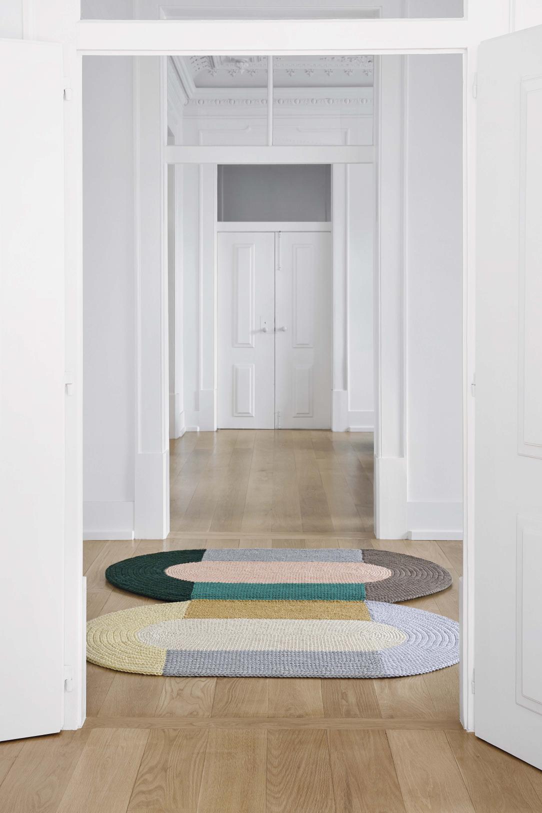 The Crochet Collection Teppich, beige, 180x100 cm, im Flur auf Holzboden, modernes Design mit bunten Streifen.