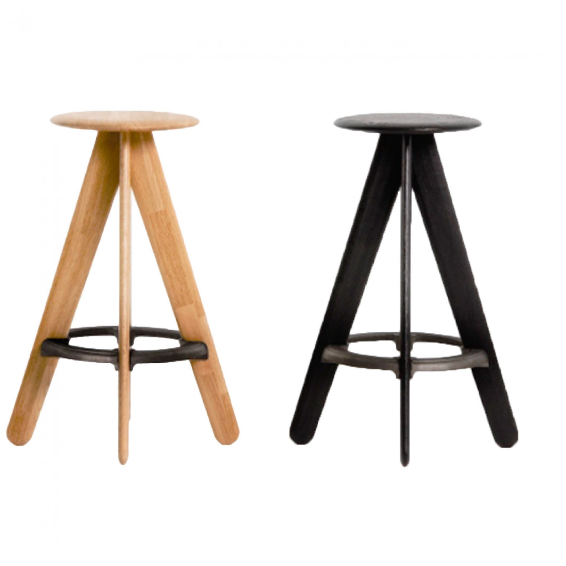 Zwei Slab Barhocker, einer aus hellem Holz, der andere schwarz, Tom Dixon Design.