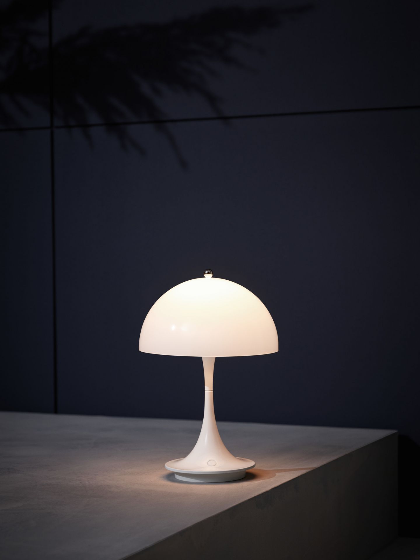 Panthella 160 Portable LED-Tischleuchte von Louis Poulsen in Opal Grau, ideal für Innen- und Außenbereiche.