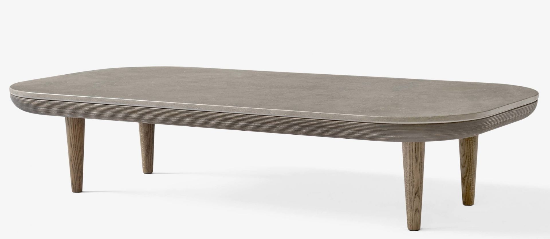 AndTradition Fly Table Couchtisch mit grauer Tischplatte und Holzbeinen auf weißem Hintergrund.