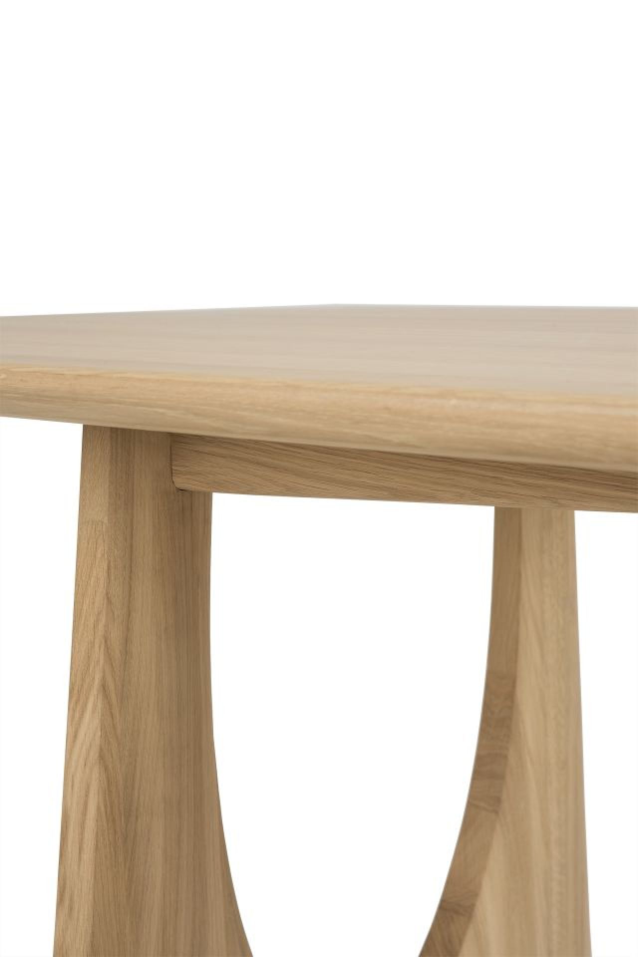 Detailaufnahme vom Ethnicraft Geometric Eiche Tisch mit Fokus auf die Tischplatte und die geschwungenen Beine.