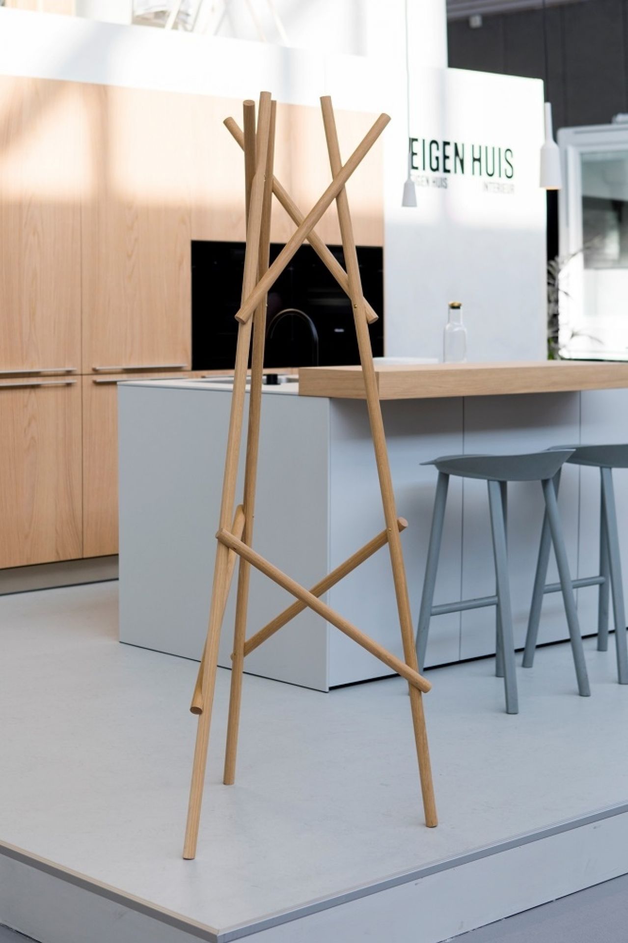 Kendo Garderobenständer von Cascando aus hellem Holz, modernes Design für Flur und Büro.