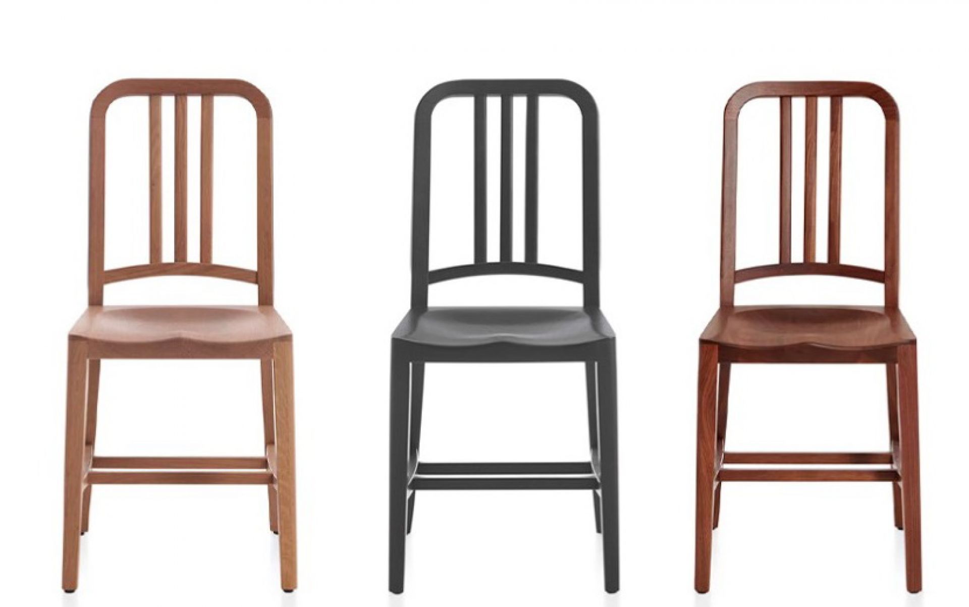 Drei Navy Wood Chairs Holzstühle von Emeco in Walnuss und anderen Holzfarben.