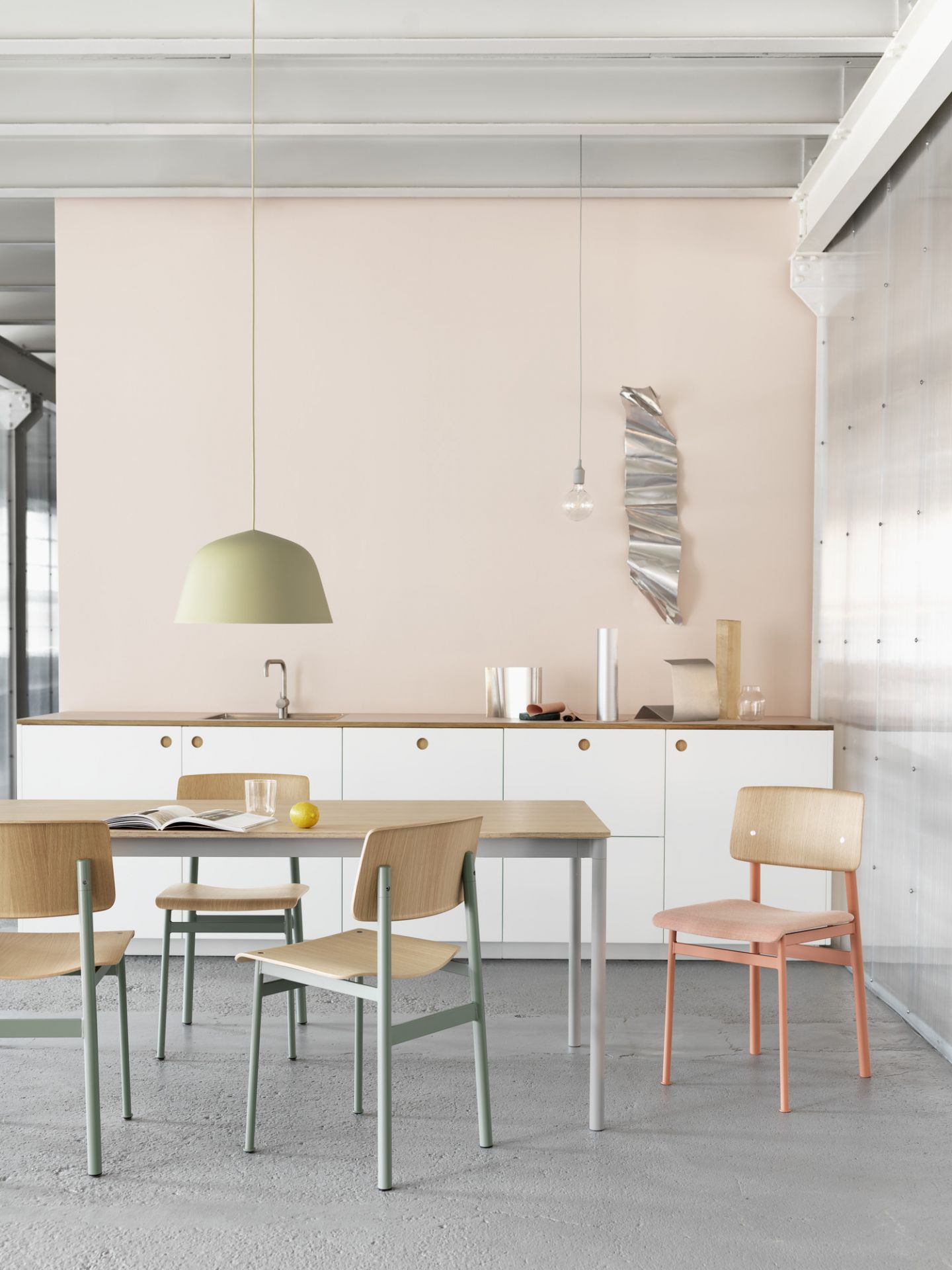 Heller Essbereich mit Muuto Base Table Esstisch, Holzstühlen und Pendelleuchte in modernem Design.