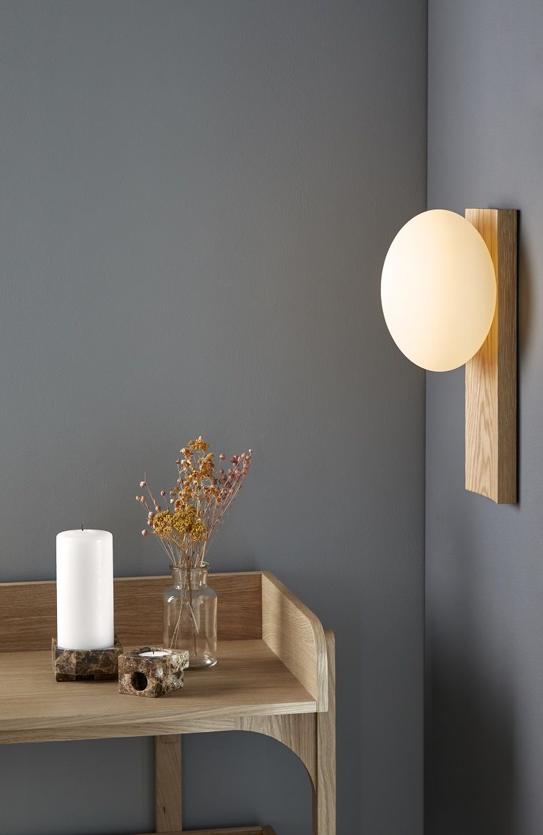 Nahaufnahme des Woud Utility Shelf Regals aus hellem Holz mit Dekoration und Wandleuchte.
