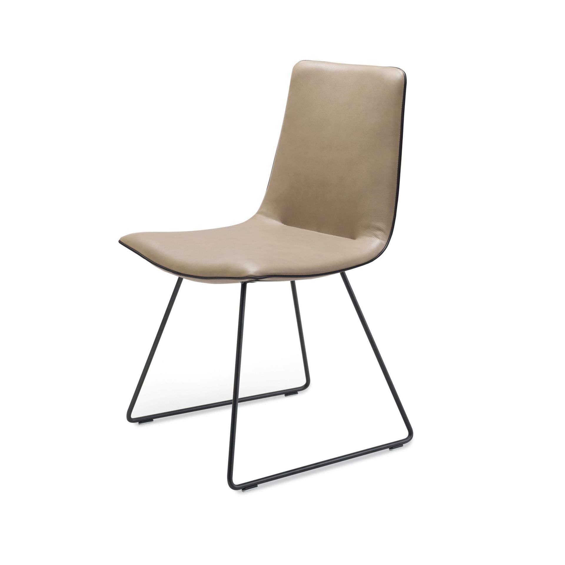 Amelie Basic Stuhl von Freifrau Manufaktur mit beigem Lederbezug und schwarzem Metallgestell.