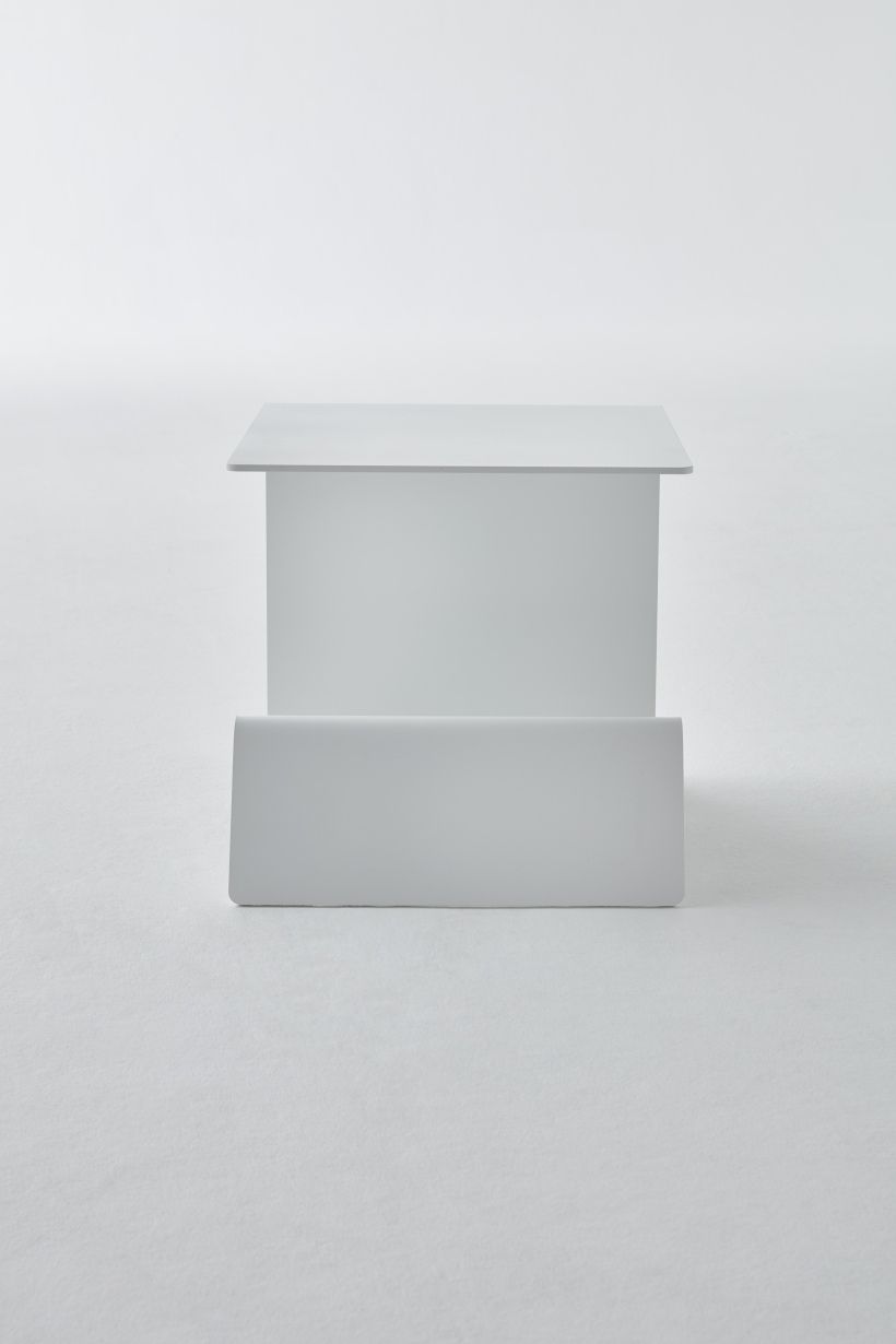 Minimalistischer, weißer Buk  Beistelltisch von Müller Möbelwerkstätten mit Ablagefach für Wohnzimmer oder Schlafzimmer.