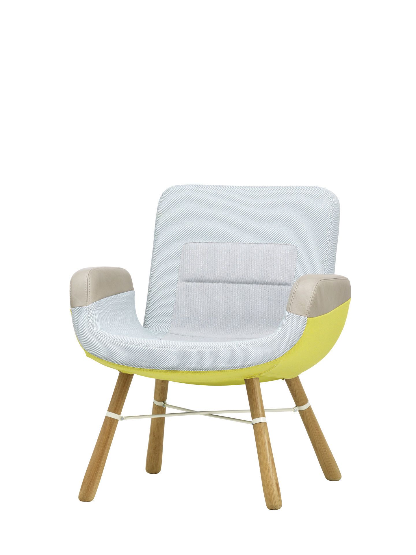 Vitra East River Chair Sessel mit hellem Stoffbezug, gelbem Rahmen und Holzbeinen.