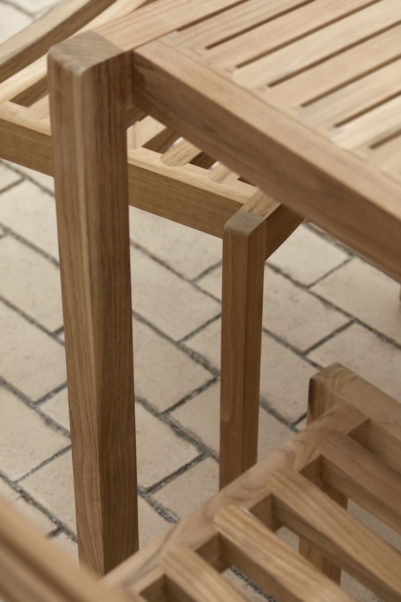 Detailaufnahme vom AH902 Esstisch Outdoor von Carl Hansen & Søn aus Teakholz, ideal für Garten und Terrasse.