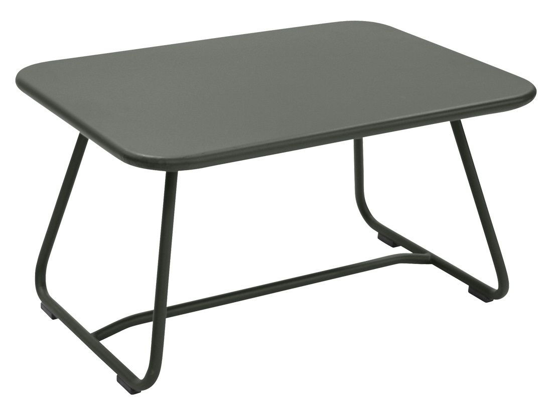 Grauer Sixties Outdoor Tisch von Fermob, niedriger Beistelltisch für Garten und Terrasse.
