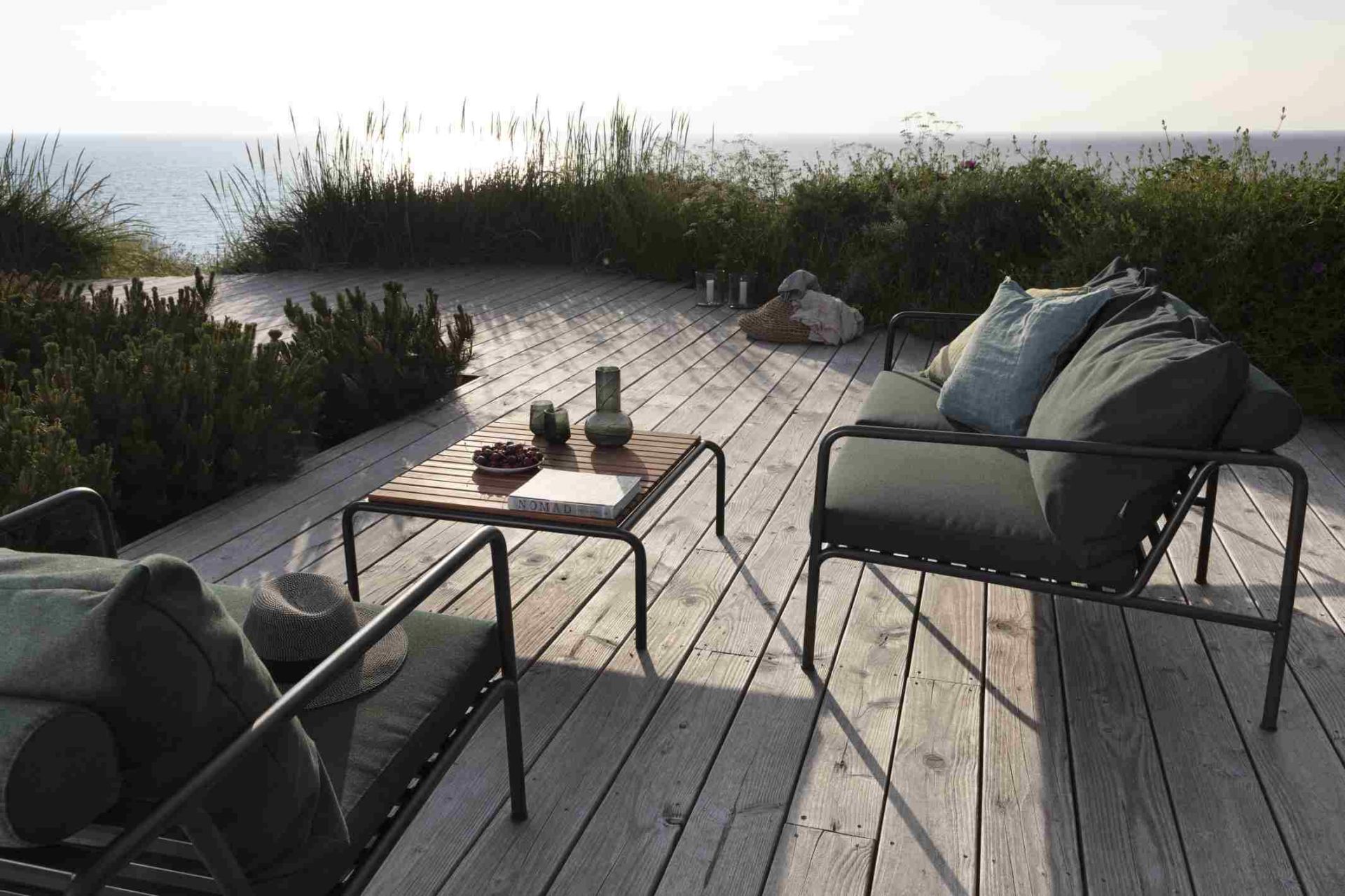 Avon 2-Sitzer Outdoor Sofa von Houe auf Holzterrasse mit Meerblick, stilvolle Gartenmöbel.