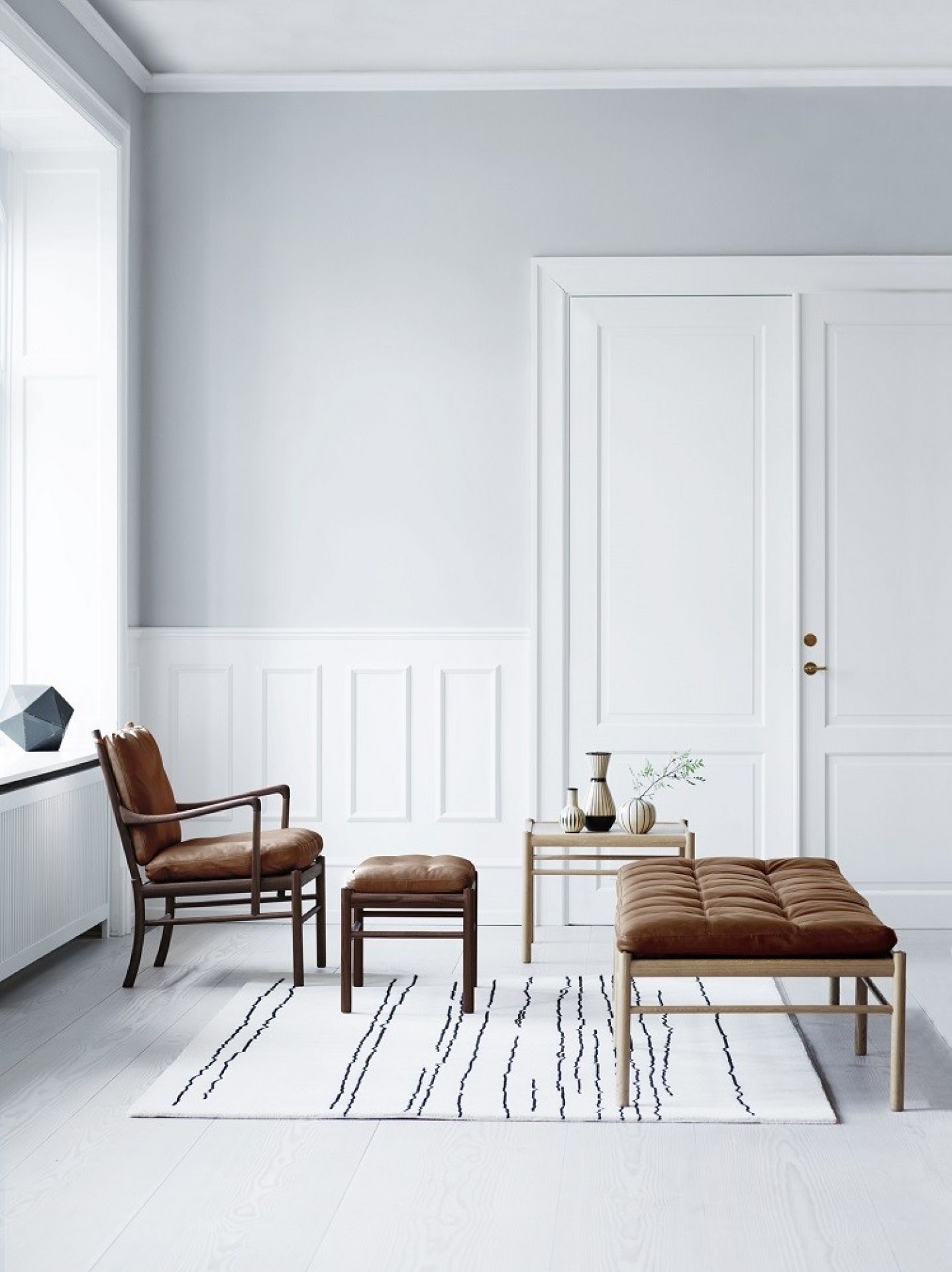 OW149 Colonial Chair von Carl Hansen & Søn, brauner Ledersessel mit Fußhocker.