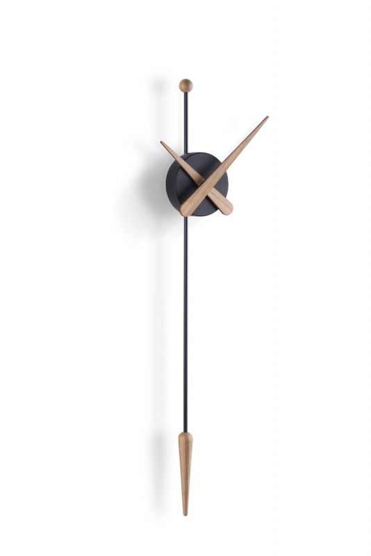Punta Wanduhr von Nomon: Moderne Design Wanduhr mit Holzzeigern und Pendel auf weißem Hintergrund.