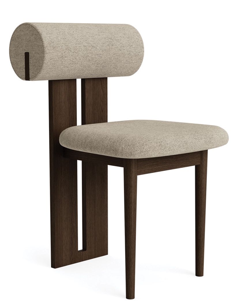 Hippo Stuhl von NORR11, gepolstert mit beigem Stoff und dunklem Holzgestell, modernes Design.