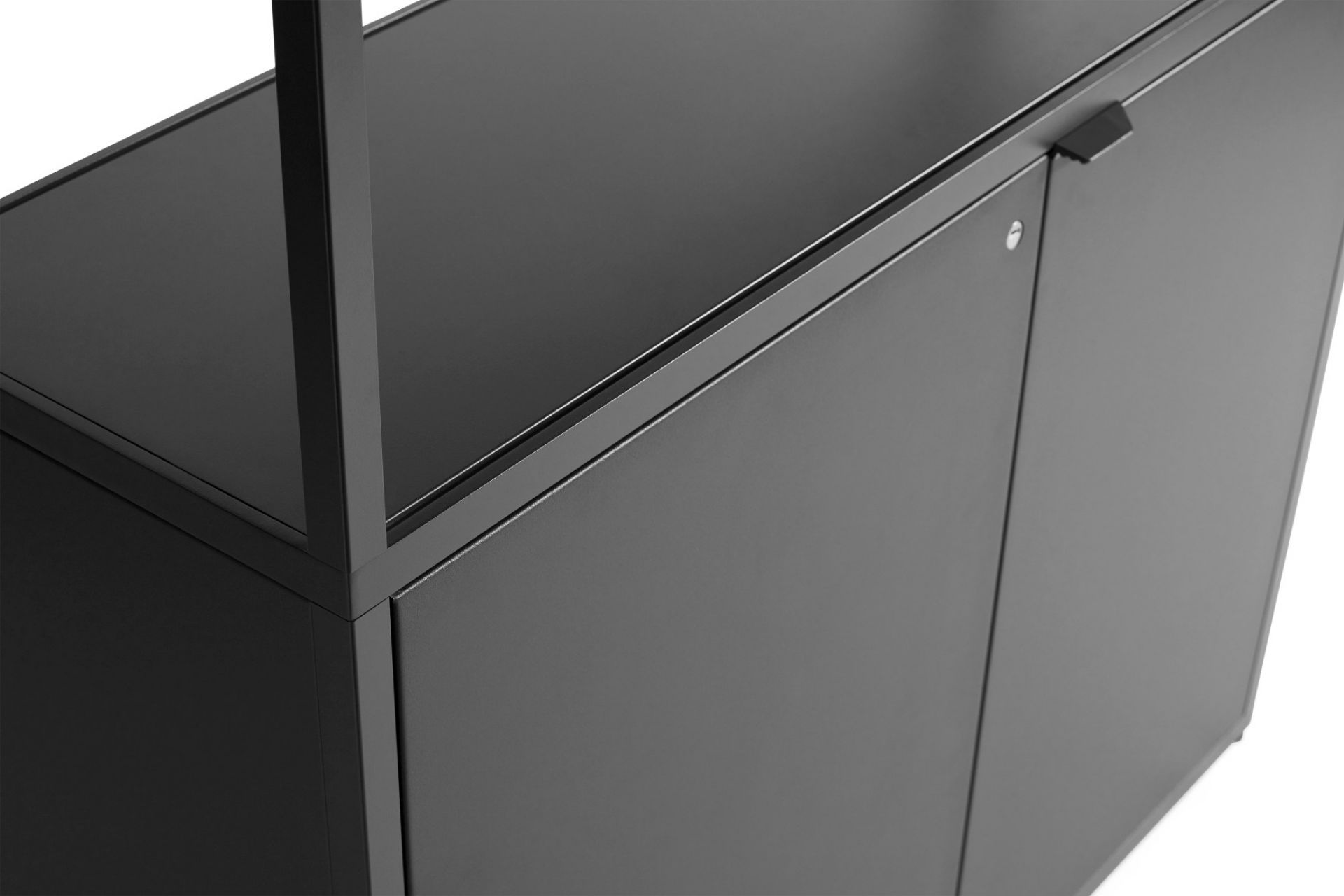 Detailaufnahme des New Order Sideboards von Hay, eine moderne Aufbewahrungslösung in elegantem Anthrazit.