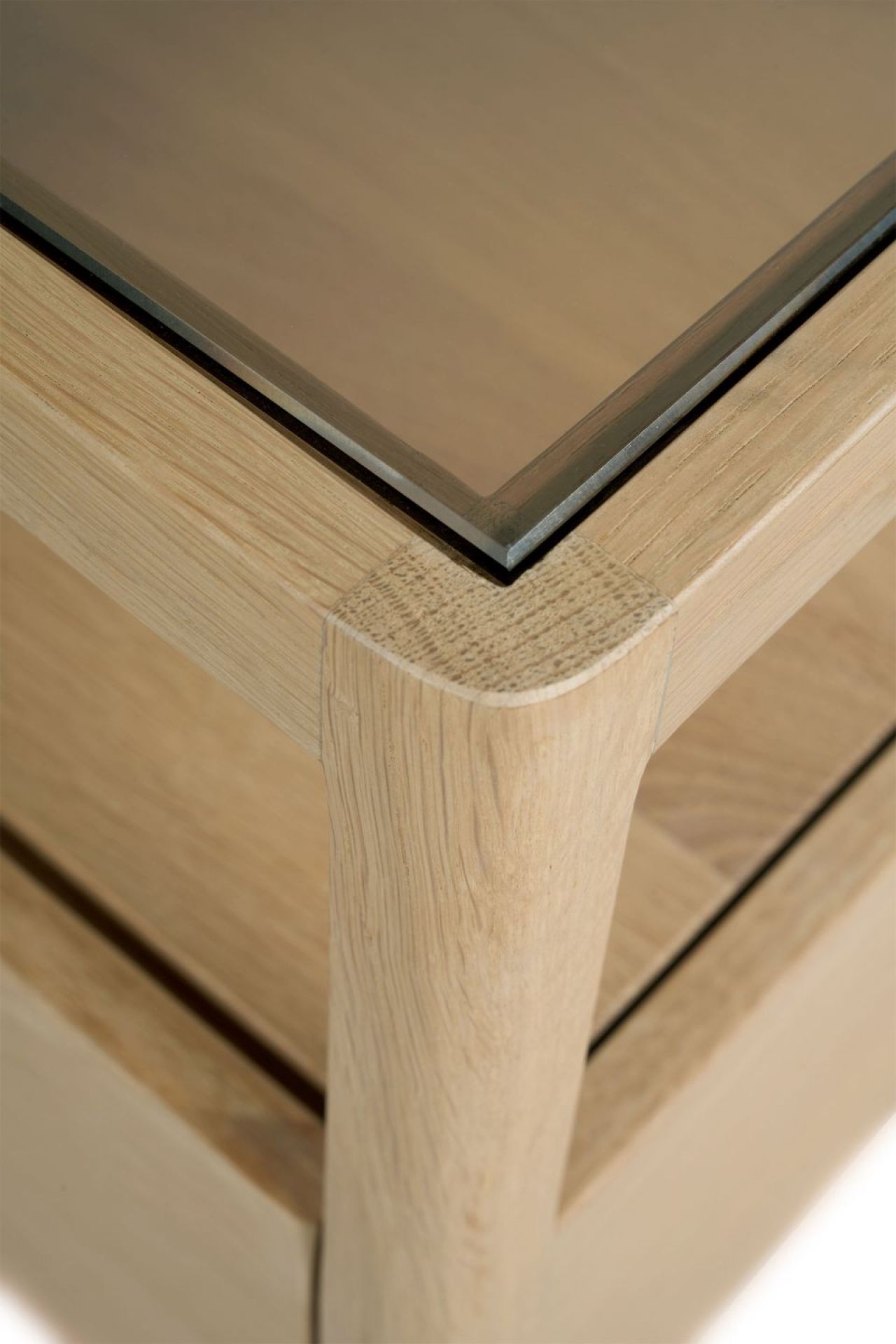 Detailaufnahme des Ethnicraft Spindle Nachttischs aus Eiche mit Glasplatte und Ablage.