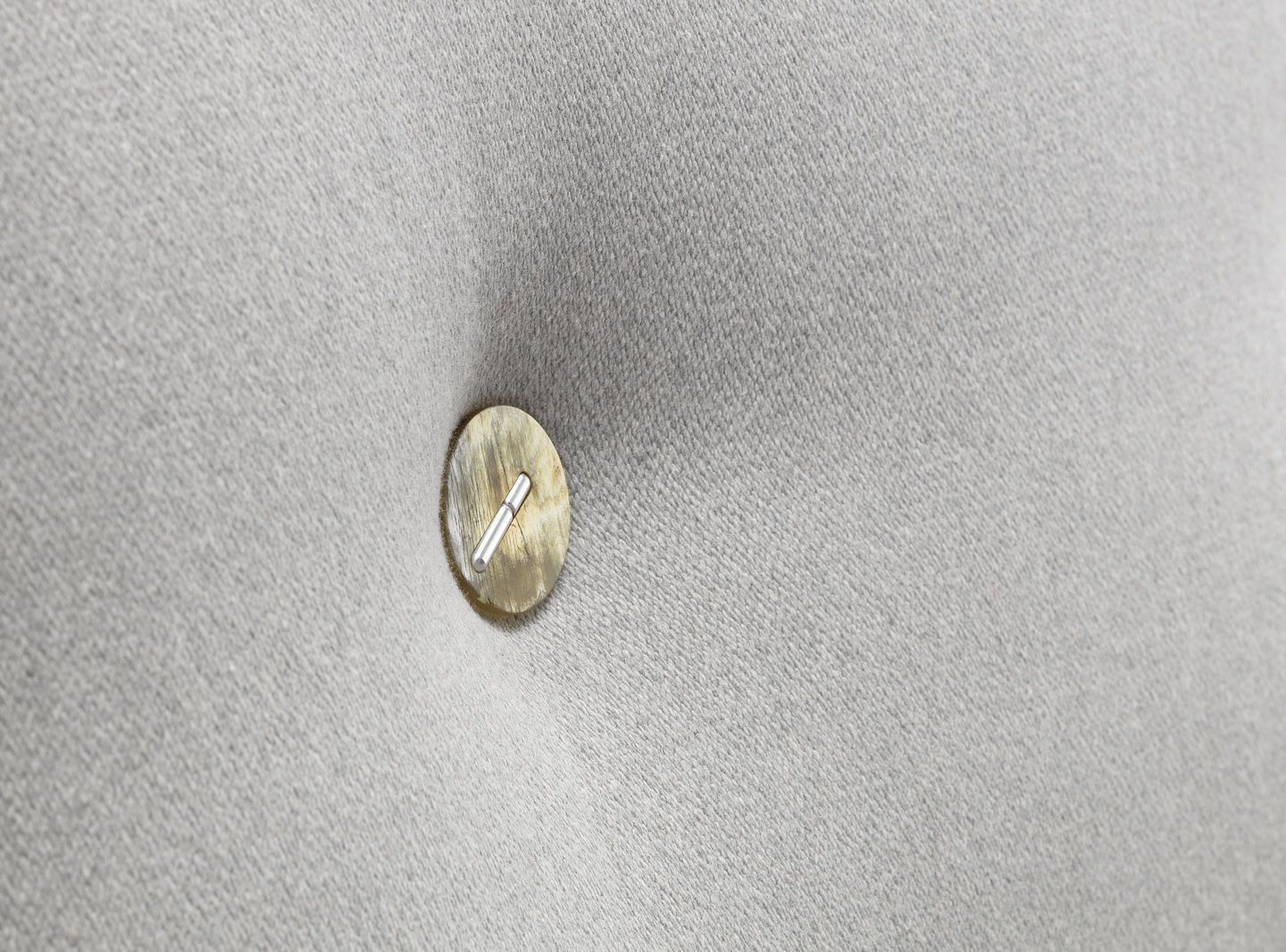 Detailaufnahme: Knopf auf dem grauen Vitra Polder Sofa, hochwertige Polsterung und modernes Design.