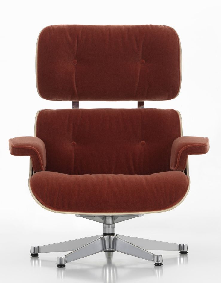 Vitra Eames Lounge Chair Sessel mit braunem Samtbezug und silbernem Fußkreuz, Frontansicht.