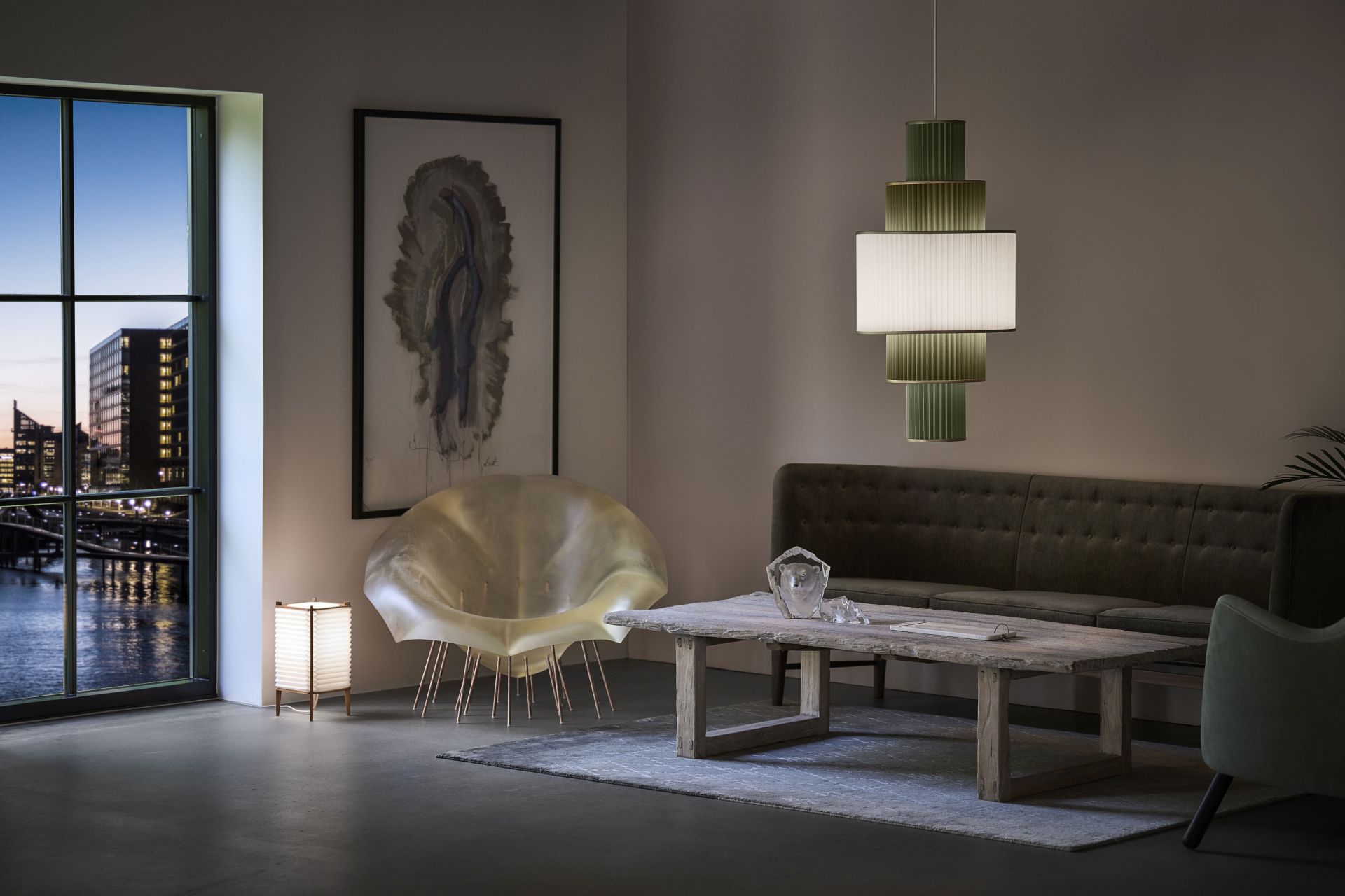 Plivello Pendelleuchte von Le Klint im Wohnzimmer, modernes Design, indirekte Beleuchtung.