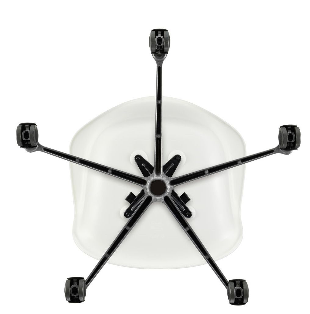 Ansicht von unten des weißen Eames Plastic Arm Chair PACC Stuhls von Vitra mit schwarzem Rollfuß.