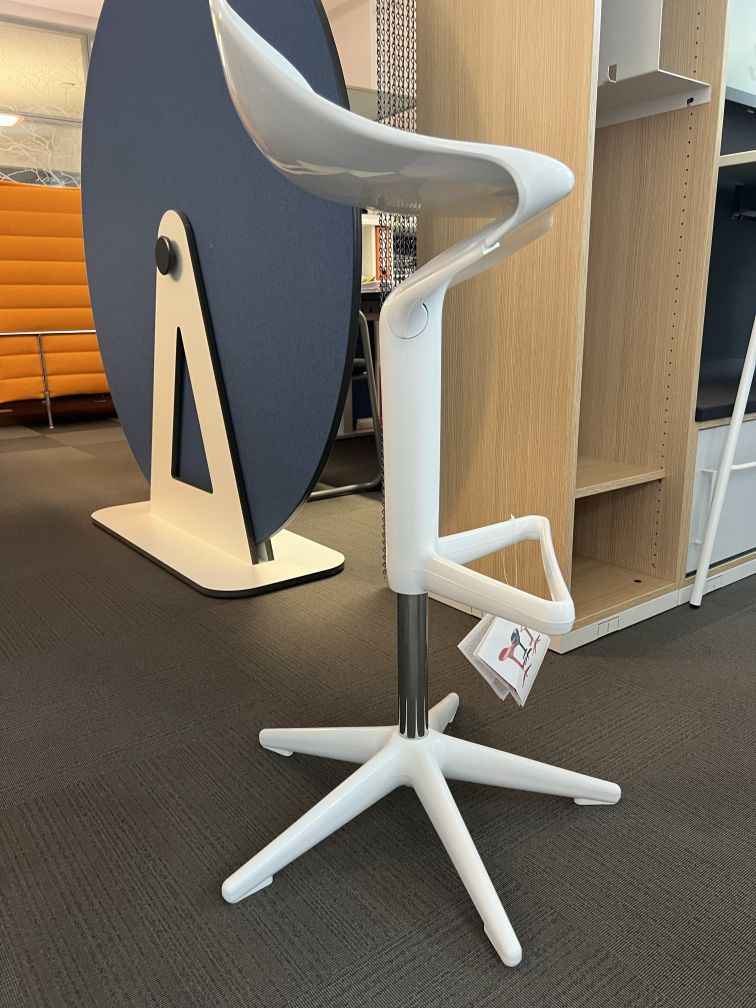 Weißer Spoon Hocker von Kartell, ein gebrauchtes Ausstellungsstück mit drehbarem Sitz und Fußkreuz.