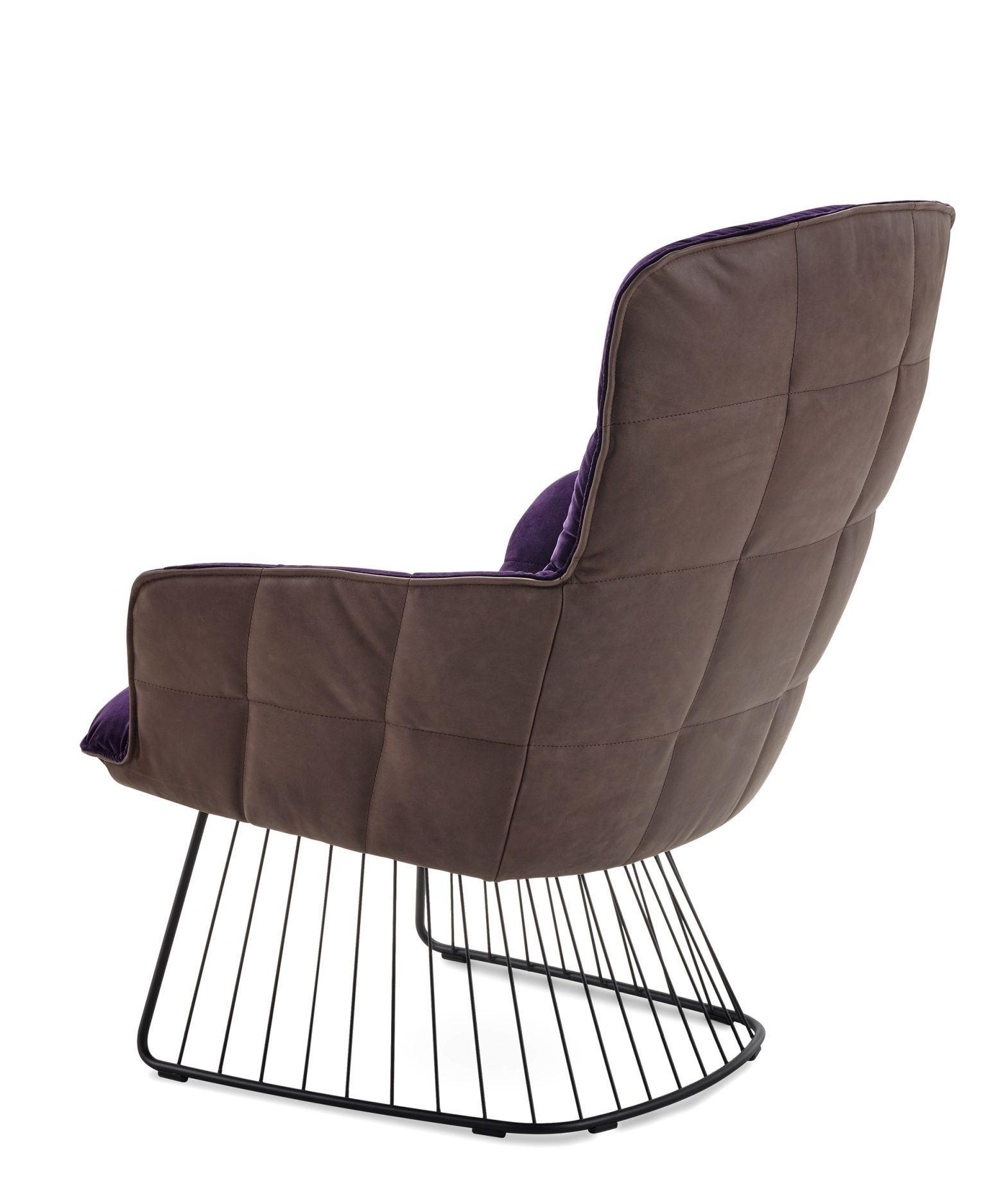 Marla Easy Chair von Freifrau Manufaktur, brauner Sessel mit lila Akzenten und schwarzem Drahtgestell.