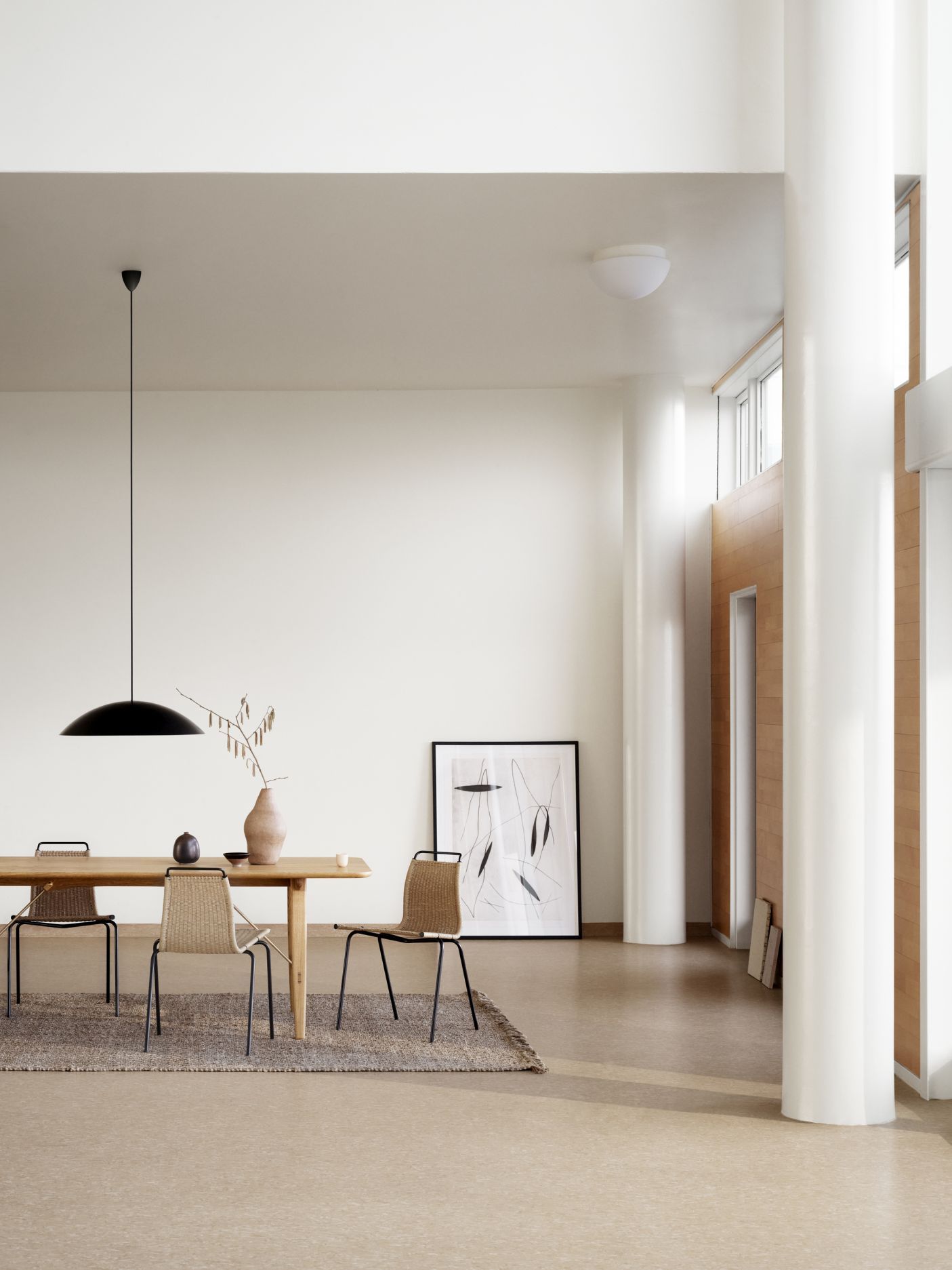Esstisch mit Carl Hansen & Søn Calot Pendelleuchte in Schwarz, modernes skandinavisches Design.