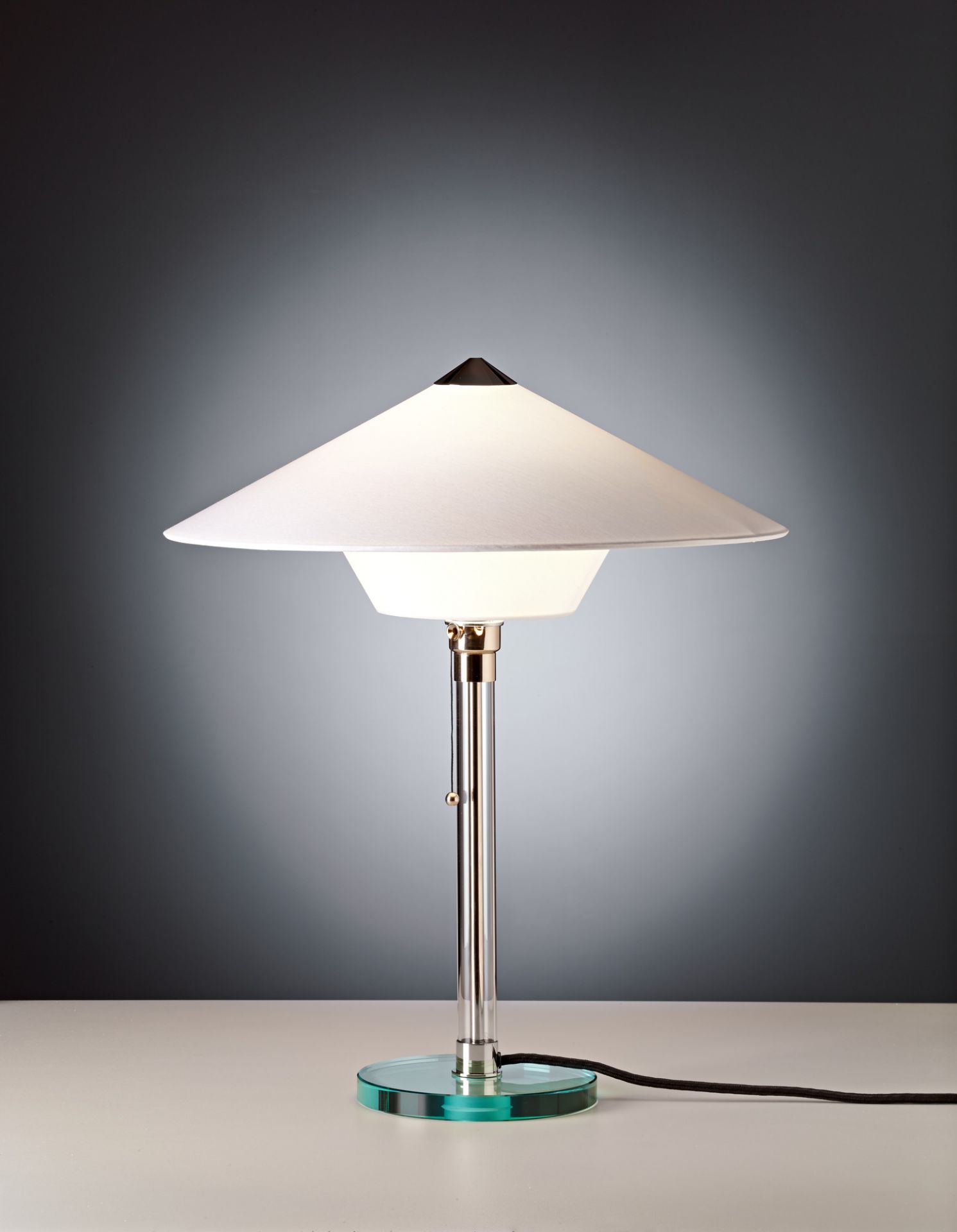 Wagenfeld WG28 Tischleuchte von Tecnolumen mit weißem Lampenschirm und klarem Glasfuß, Bauhaus Design.