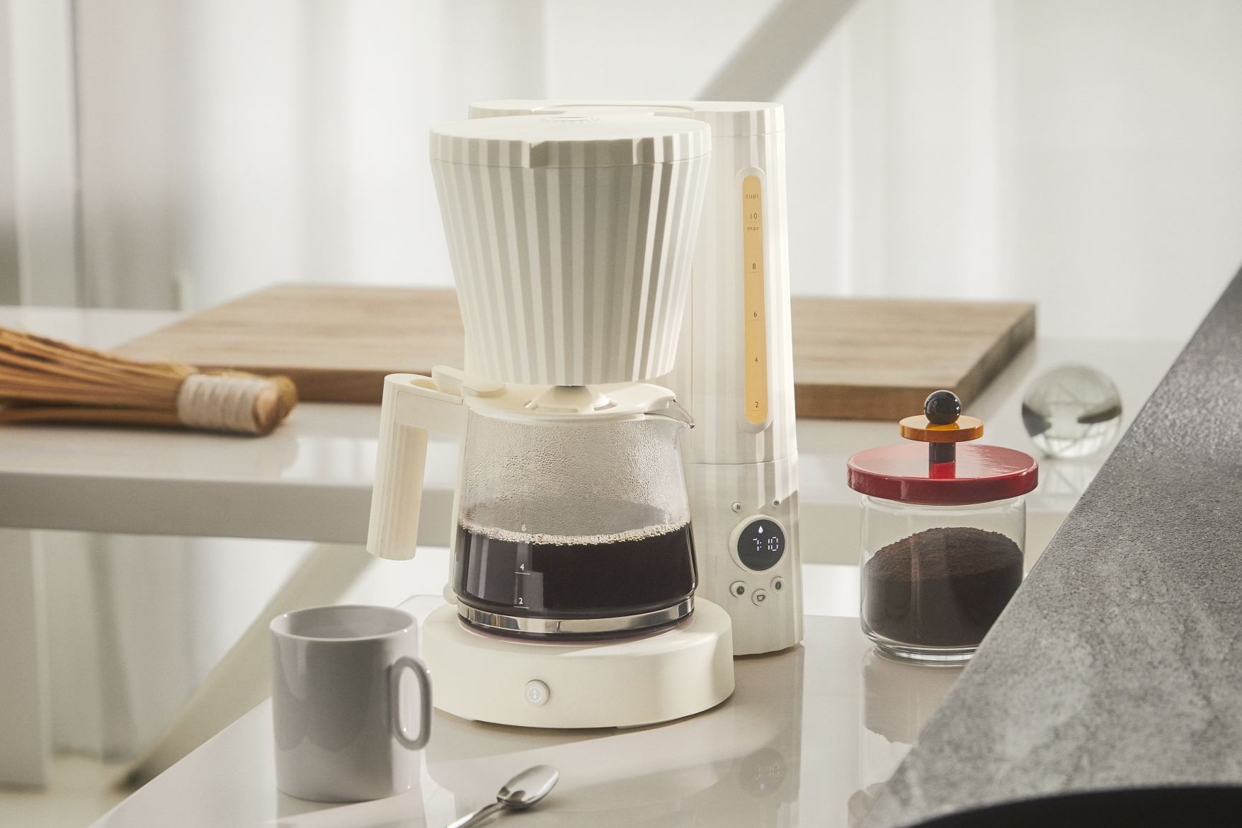 Alessi Plissé Filterkaffeemaschine in Weiß: Elegantes Design für frischen Filterkaffee, perfekt für den stilvollen Kaffeegenuss.