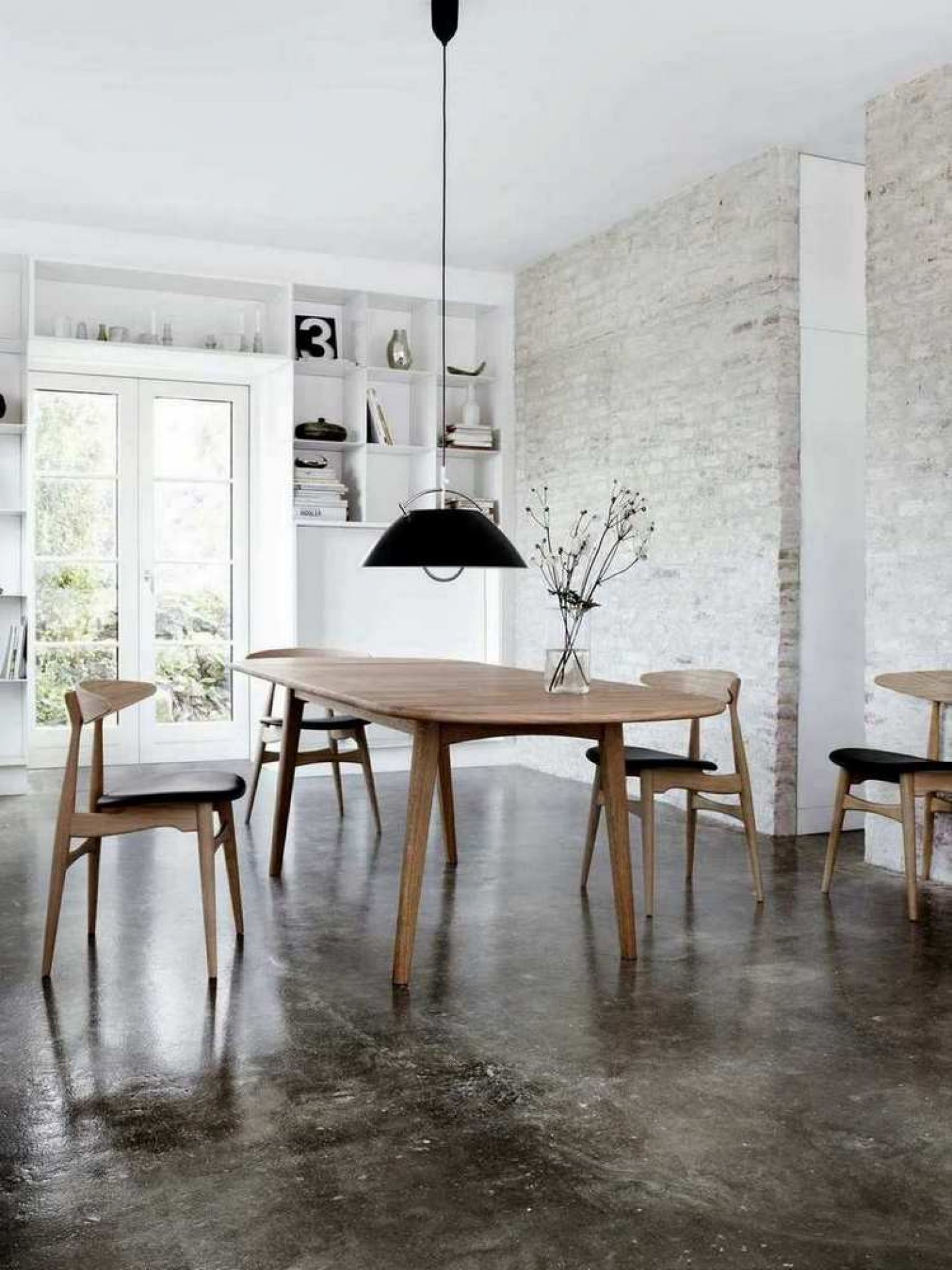 CH33P Stuhl von Carl Hansen & Søn, Eiche geseift mit schwarzer Polsterung in Esszimmer.