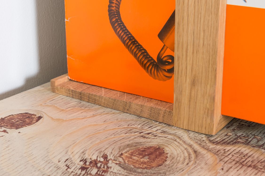 Detailaufnahme des Vinyl b-Seite2 Plattenregals "das kleine b" aus Eiche mit einer Schallplatte.