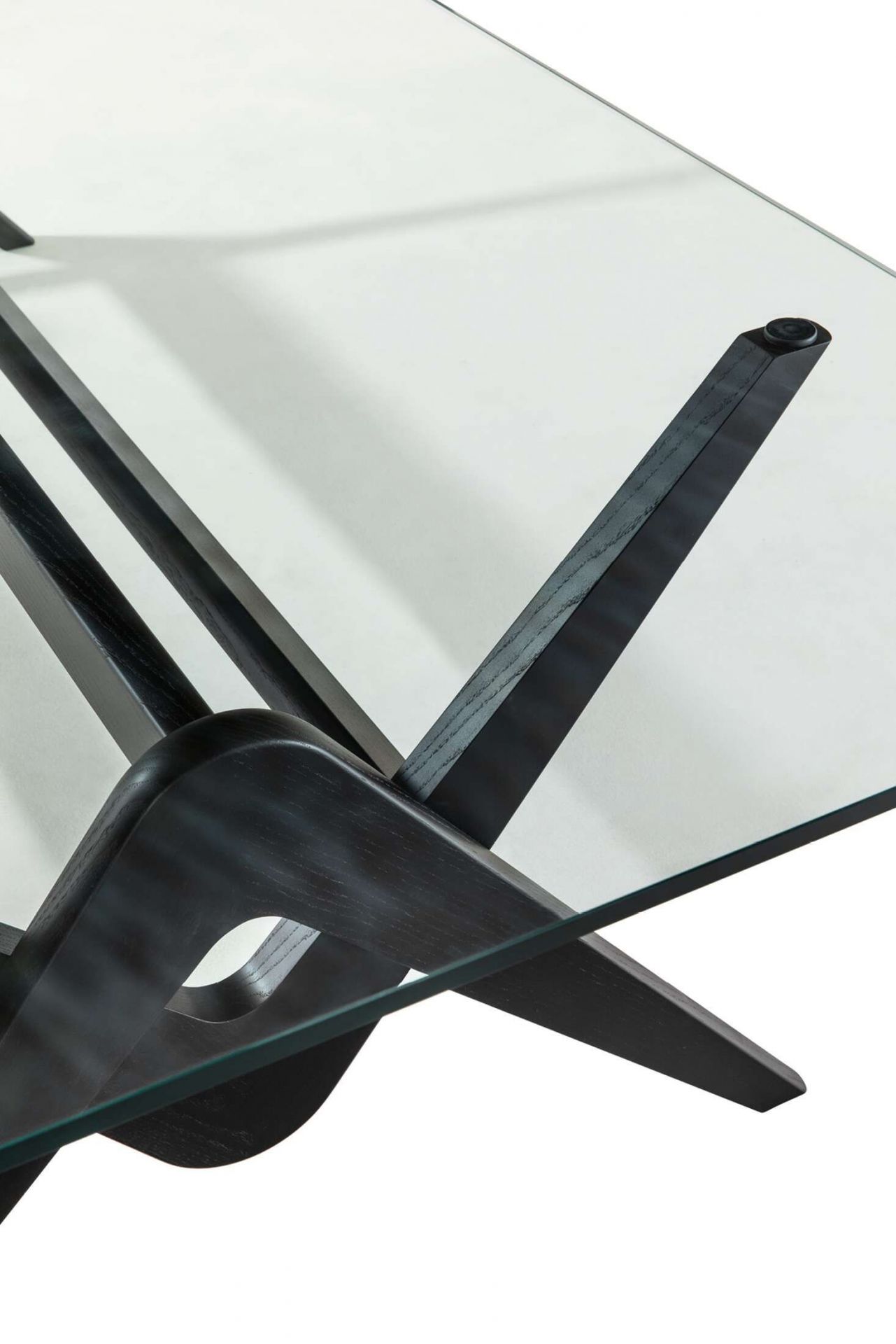 Detailaufnahme des Cassina 056 Capitol Complex Tisches mit Glasplatte und dunklem Holzfuß.