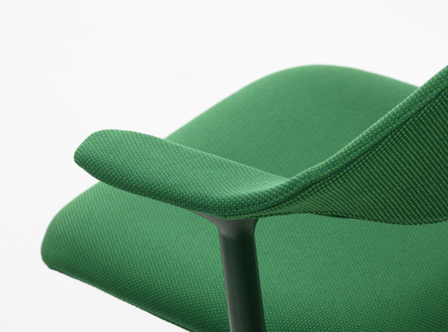 Detailaufnahme des grünen Mynt Bürodrehstuhls von Vitra, der Sitz und Armlehne zeigt.