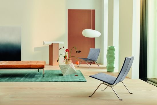 Helle Inneneinrichtung mit Fritz Hansen Avion Pendelleuchte, modernen Stühlen und dekorativen Elementen für stilvolles Wohnambiente.