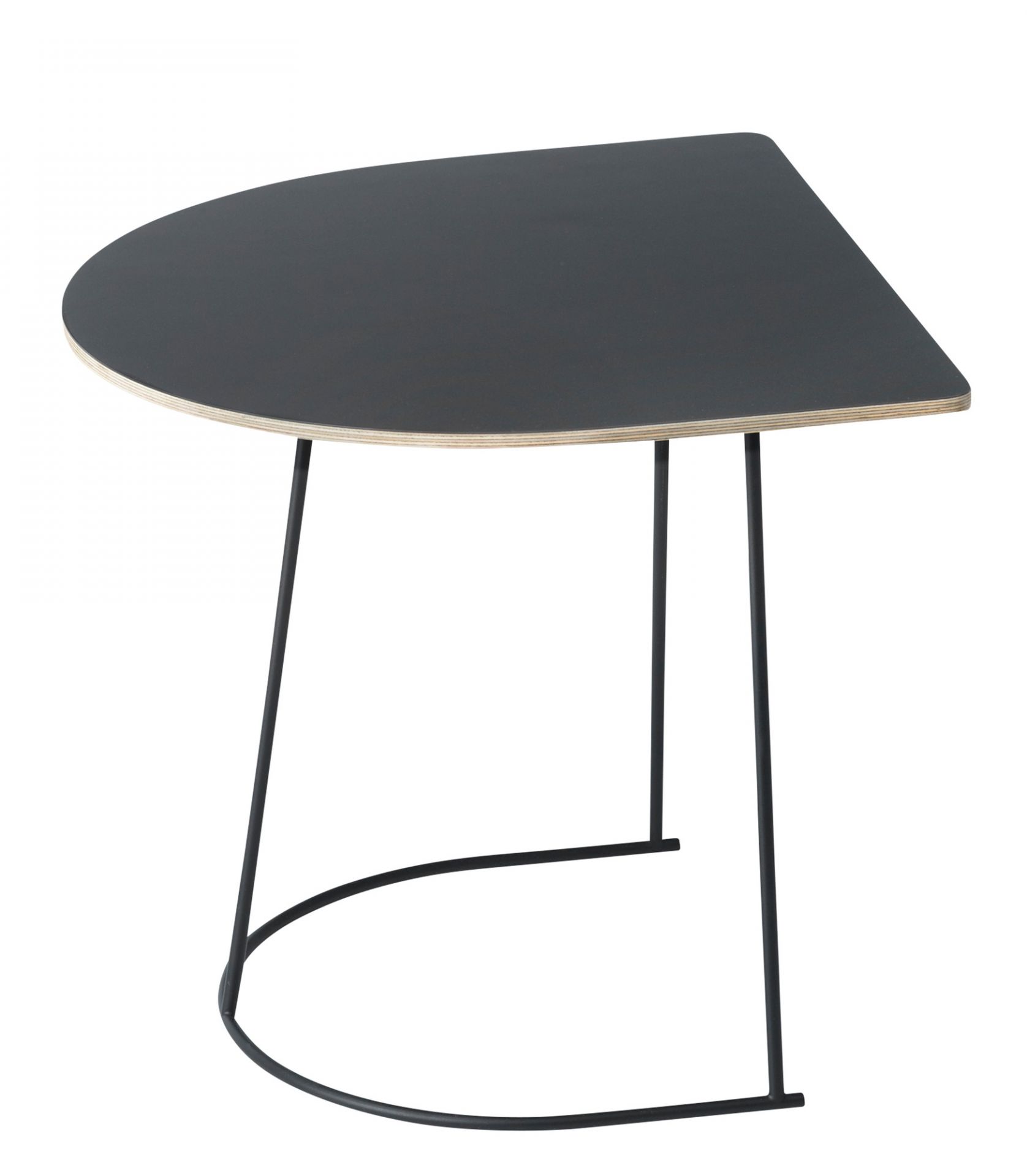 Schwarzer Airy Coffee Table Beistelltisch von Muuto mit halbrunder Tischplatte und filigranem Metallgestell.