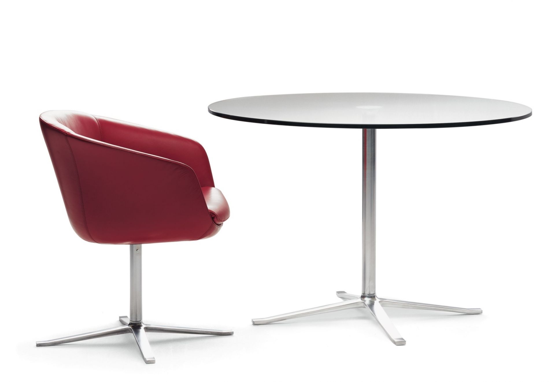 Roter BOB Sessel von Walter Knoll mit 4-Fuß-Kreuz und passendem Tisch auf weißem Hintergrund.